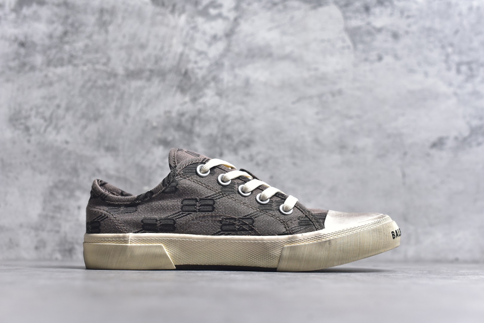 图片[3]-#帆布鞋棕低 货号 0015 BALENCIAGA巴黎世家 PARIS磨损做旧效果休闲低帮帆布鞋 低帮 绑带鞋面背面浮印尺码鞋头边缘印有BALENCIAGA品牌标识大盒从里到外一切百分百还原官方配置 顶级专供碾压一切版本尺码：35 36 37 38 39 40 41 42 43 44 45-选品中心