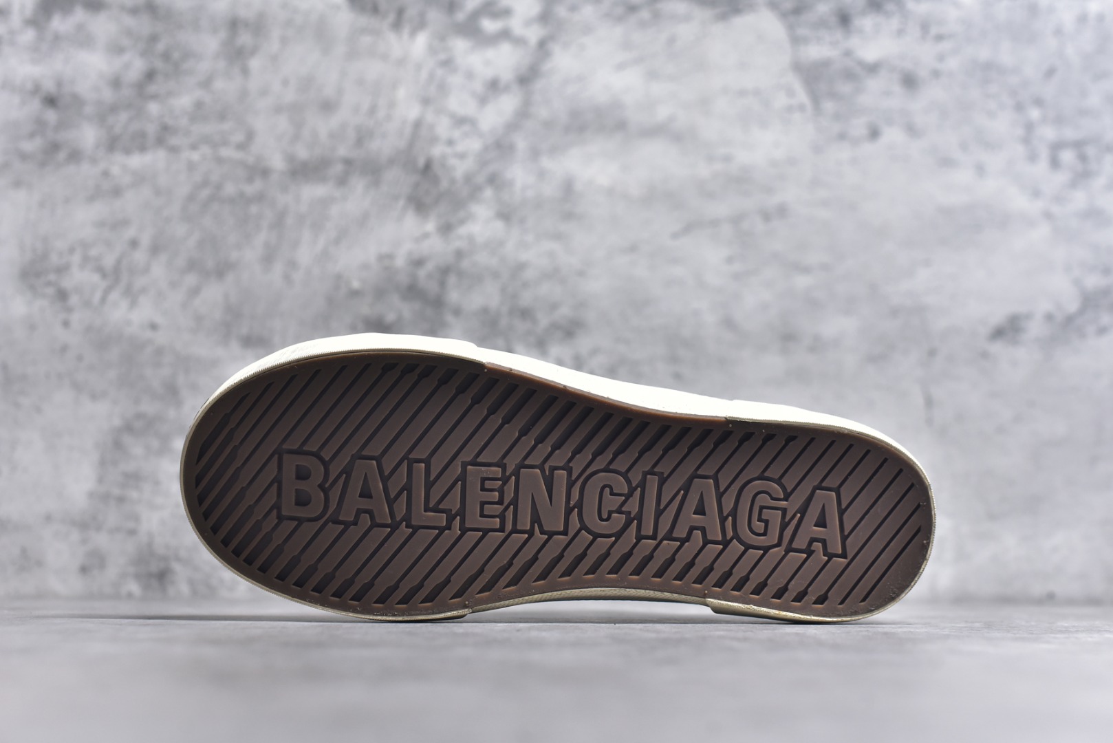 图片[6]-#帆布鞋棕低 货号 0015 BALENCIAGA巴黎世家 PARIS磨损做旧效果休闲低帮帆布鞋 低帮 绑带鞋面背面浮印尺码鞋头边缘印有BALENCIAGA品牌标识大盒从里到外一切百分百还原官方配置 顶级专供碾压一切版本尺码：35 36 37 38 39 40 41 42 43 44 45-选品中心