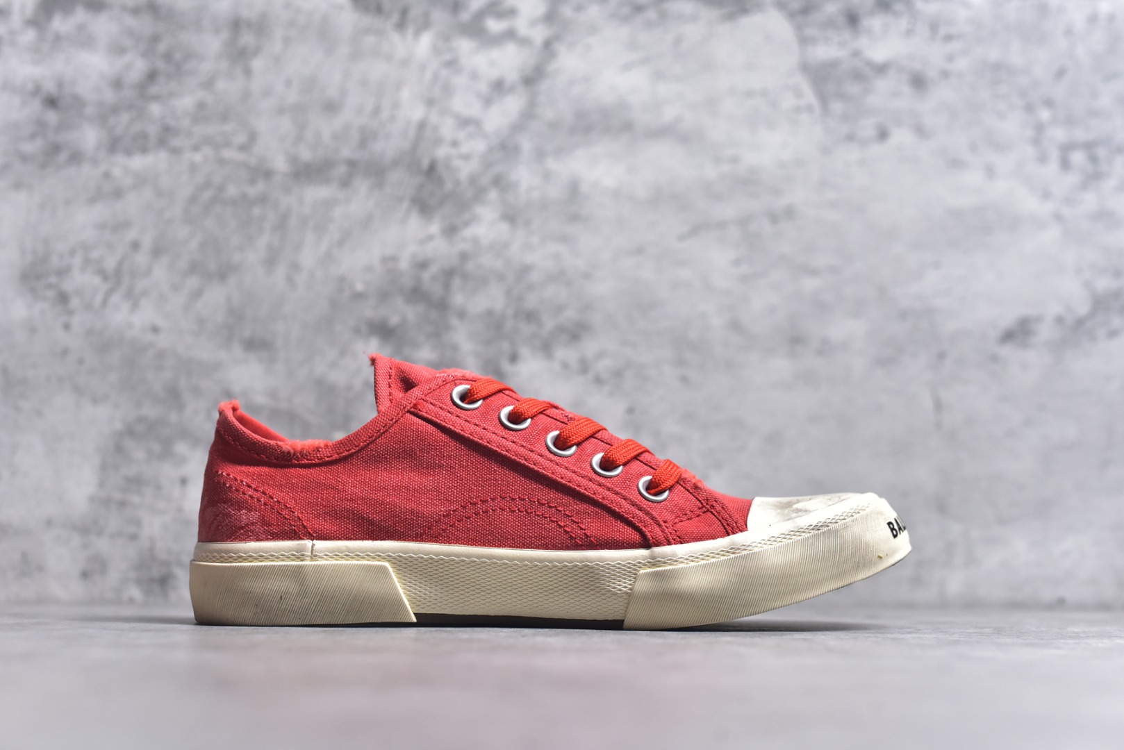 图片[3]-#帆布鞋大红低 货号 6091 BALENCIAGA巴黎世家 PARIS磨损做旧效果休闲低帮帆布鞋 低帮 绑带鞋面背面浮印尺码鞋头边缘印有BALENCIAGA品牌标识大盒从里到外一切百分百还原官方配置 顶级专供碾压一切版本尺码：35 36 37 38 39 40 41 42 43 44 45-选品中心