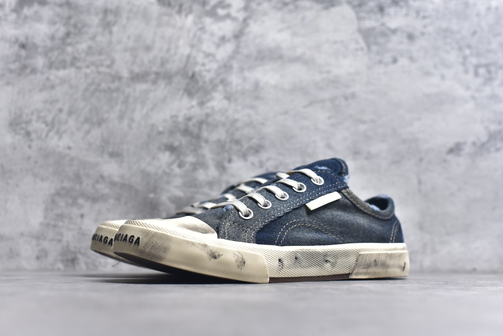 图片[2]-#帆布鞋牛仔低 货号 4090 BALENCIAGA巴黎世家 PARIS磨损做旧效果休闲低帮帆布鞋 低帮 绑带鞋面背面浮印尺码鞋头边缘印有BALENCIAGA品牌标识大盒从里到外一切百分百还原官方配置 顶级专供碾压一切版本尺码：35 36 37 38 39 40 41 42 43 44 45-选品中心