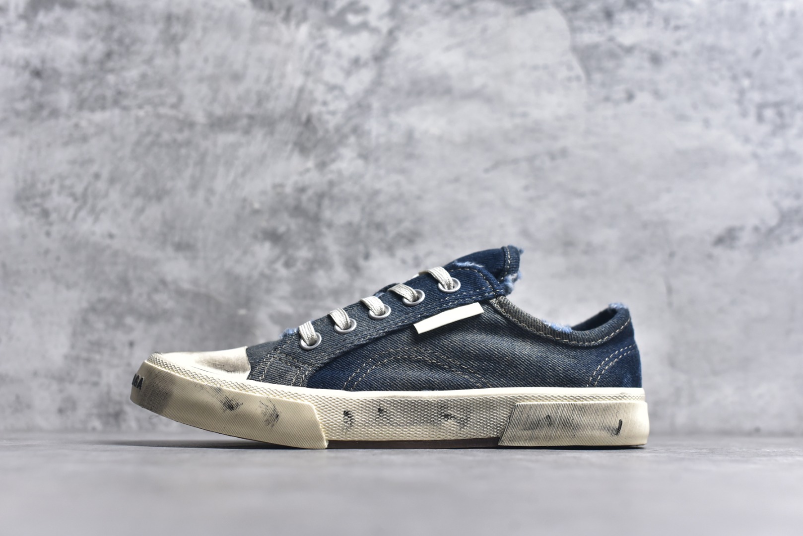 #帆布鞋牛仔低 货号 4090 BALENCIAGA巴黎世家 PARIS磨损做旧效果休闲低帮帆布鞋 低帮 绑带鞋面背面浮印尺码鞋头边缘印有BALENCIAGA品牌标识大盒从里到外一切百分百还原官方配置 顶级专供碾压一切版本尺码：35 36 37 38 39 40 41 42 43 44 45-选品中心