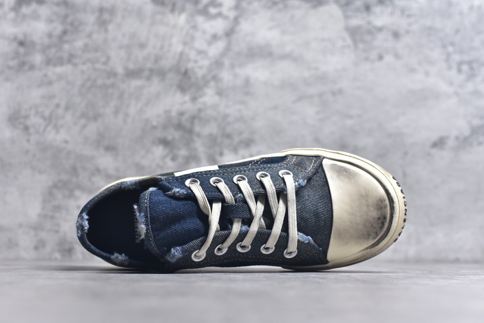 图片[4]-#帆布鞋牛仔低 货号 4090 BALENCIAGA巴黎世家 PARIS磨损做旧效果休闲低帮帆布鞋 低帮 绑带鞋面背面浮印尺码鞋头边缘印有BALENCIAGA品牌标识大盒从里到外一切百分百还原官方配置 顶级专供碾压一切版本尺码：35 36 37 38 39 40 41 42 43 44 45-选品中心