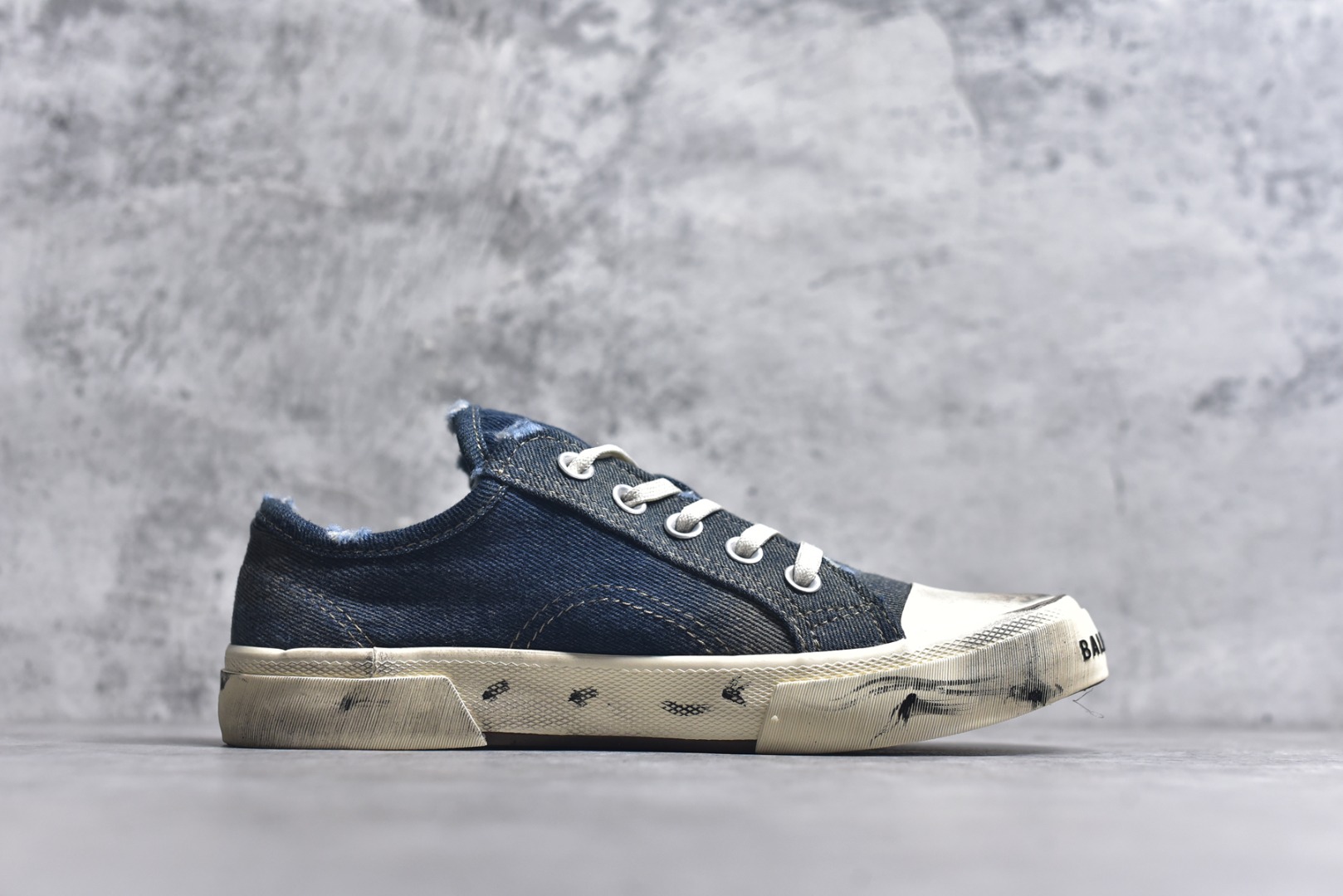 图片[3]-#帆布鞋牛仔低 货号 4090 BALENCIAGA巴黎世家 PARIS磨损做旧效果休闲低帮帆布鞋 低帮 绑带鞋面背面浮印尺码鞋头边缘印有BALENCIAGA品牌标识大盒从里到外一切百分百还原官方配置 顶级专供碾压一切版本尺码：35 36 37 38 39 40 41 42 43 44 45-选品中心