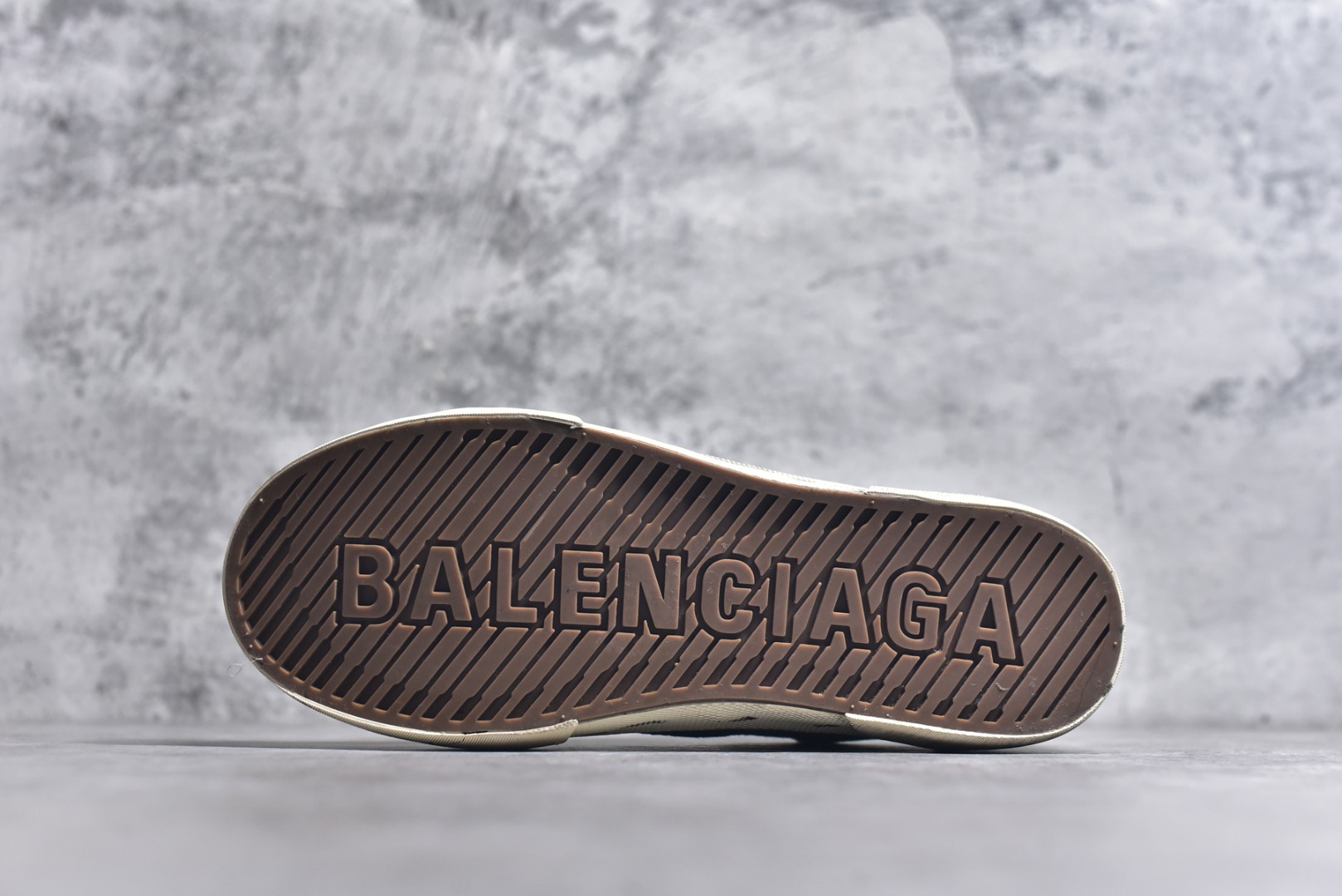图片[6]-#帆布鞋牛仔低 货号 4090 BALENCIAGA巴黎世家 PARIS磨损做旧效果休闲低帮帆布鞋 低帮 绑带鞋面背面浮印尺码鞋头边缘印有BALENCIAGA品牌标识大盒从里到外一切百分百还原官方配置 顶级专供碾压一切版本尺码：35 36 37 38 39 40 41 42 43 44 45-选品中心