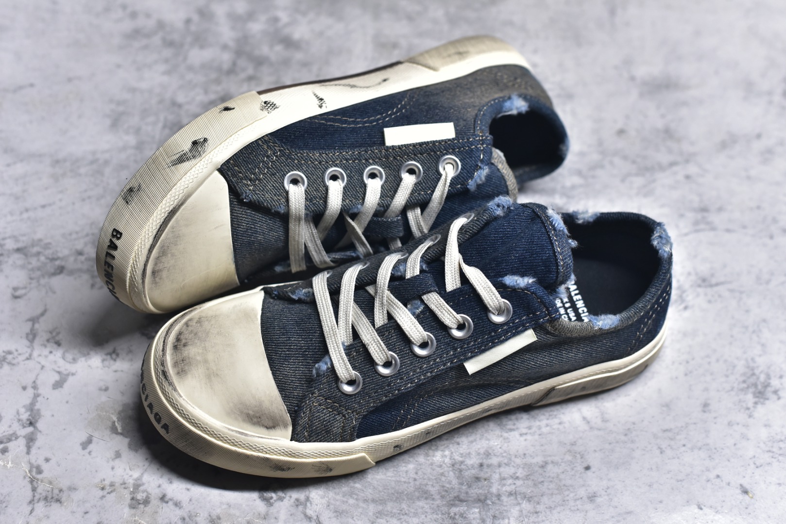 图片[7]-#帆布鞋牛仔低 货号 4090 BALENCIAGA巴黎世家 PARIS磨损做旧效果休闲低帮帆布鞋 低帮 绑带鞋面背面浮印尺码鞋头边缘印有BALENCIAGA品牌标识大盒从里到外一切百分百还原官方配置 顶级专供碾压一切版本尺码：35 36 37 38 39 40 41 42 43 44 45-选品中心