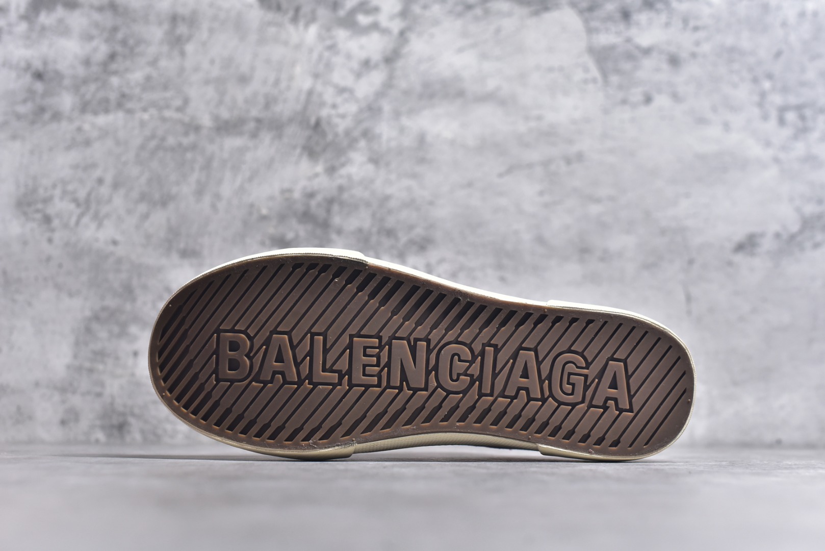 图片[6]-#帆布鞋大红半 货号 6092 BALENCIAGA巴黎世家 PARIS磨损做旧效果休闲低帮帆布鞋 低帮 绑带鞋面背面浮印尺码鞋头边缘印有BALENCIAGA品牌标识大盒从里到外一切百分百还原官方配置 顶级专供碾压一切版本尺码：35 36 37 38 39 40 41 42 43 44 45-选品中心