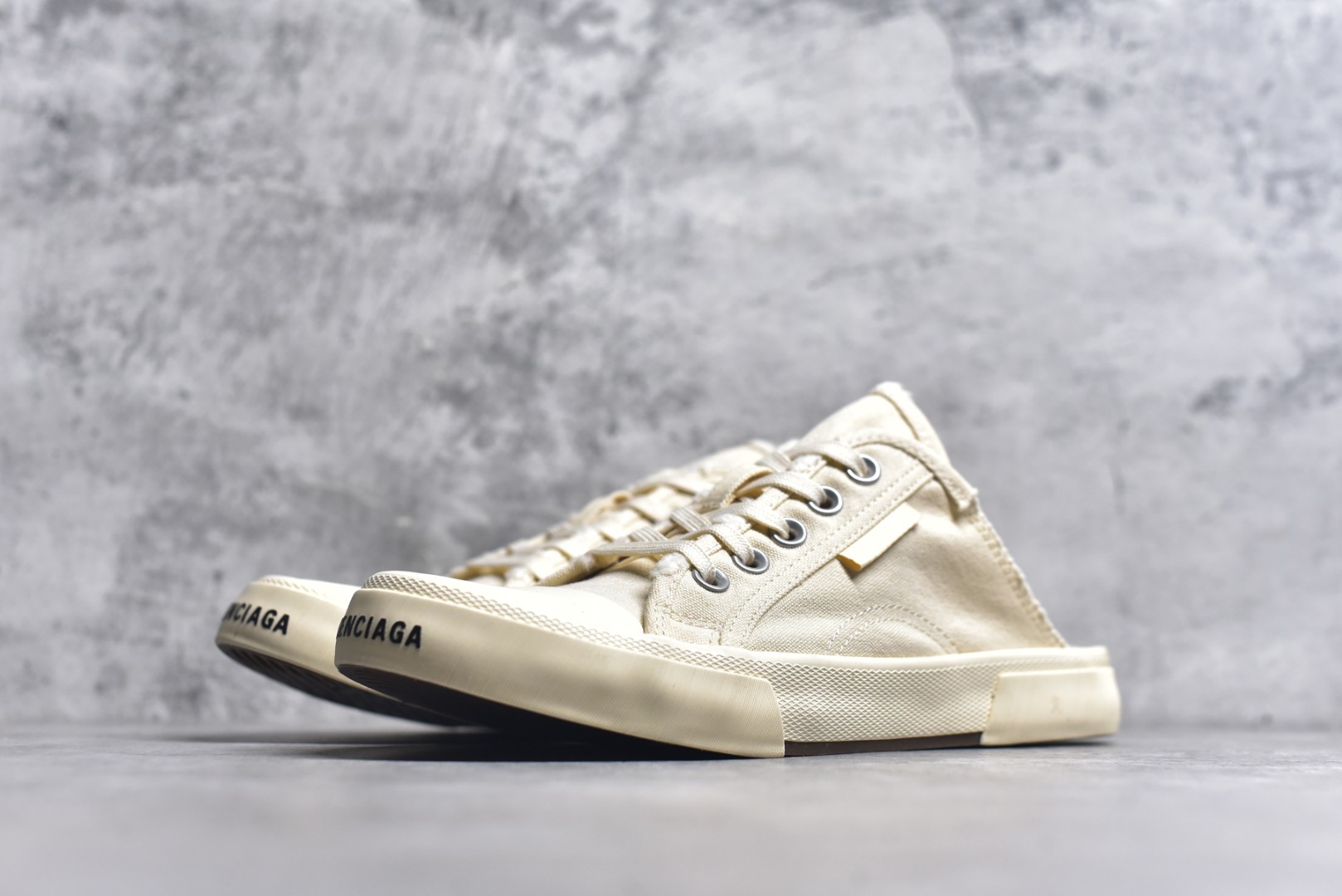 图片[2]-#帆布鞋米半 货号 9092 BALENCIAGA巴黎世家 PARIS磨损做旧效果休闲低帮帆布鞋 低帮 绑带鞋面背面浮印尺码鞋头边缘印有BALENCIAGA品牌标识大盒从里到外一切百分百还原官方配置 顶级专供碾压一切版本尺码：35 36 37 38 39 40 41 42 43 44 45-选品中心