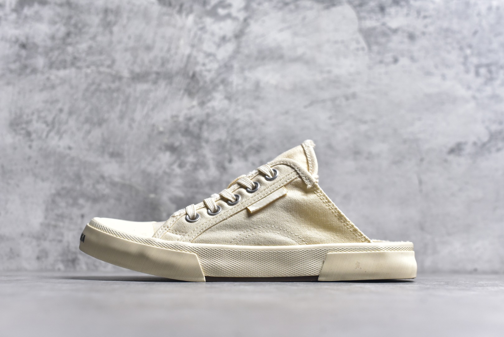 #帆布鞋米半 货号 9092 BALENCIAGA巴黎世家 PARIS磨损做旧效果休闲低帮帆布鞋 低帮 绑带鞋面背面浮印尺码鞋头边缘印有BALENCIAGA品牌标识大盒从里到外一切百分百还原官方配置 顶级专供碾压一切版本尺码：35 36 37 38 39 40 41 42 43 44 45-选品中心
