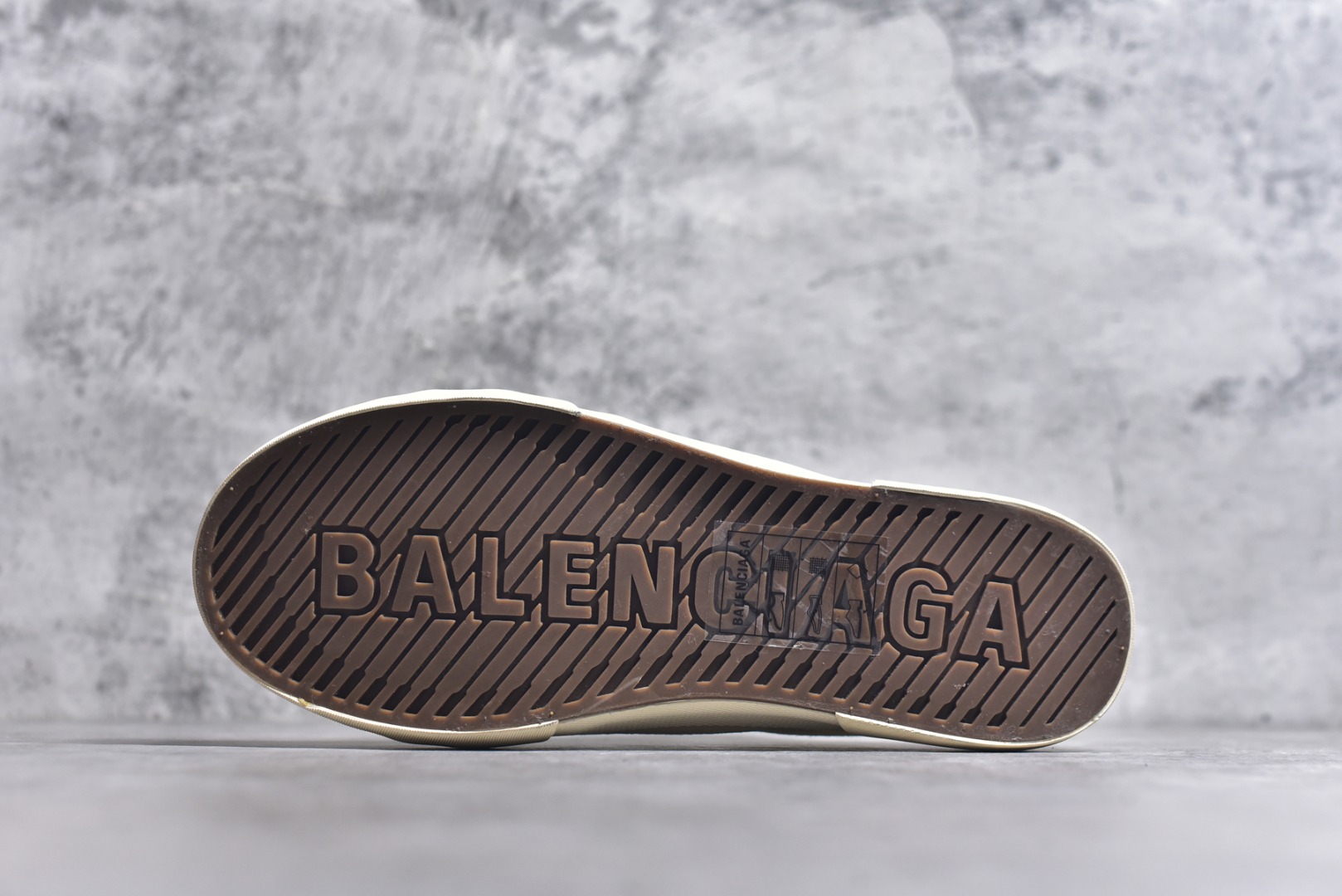 图片[6]-#帆布鞋米半 货号 9092 BALENCIAGA巴黎世家 PARIS磨损做旧效果休闲低帮帆布鞋 低帮 绑带鞋面背面浮印尺码鞋头边缘印有BALENCIAGA品牌标识大盒从里到外一切百分百还原官方配置 顶级专供碾压一切版本尺码：35 36 37 38 39 40 41 42 43 44 45-选品中心
