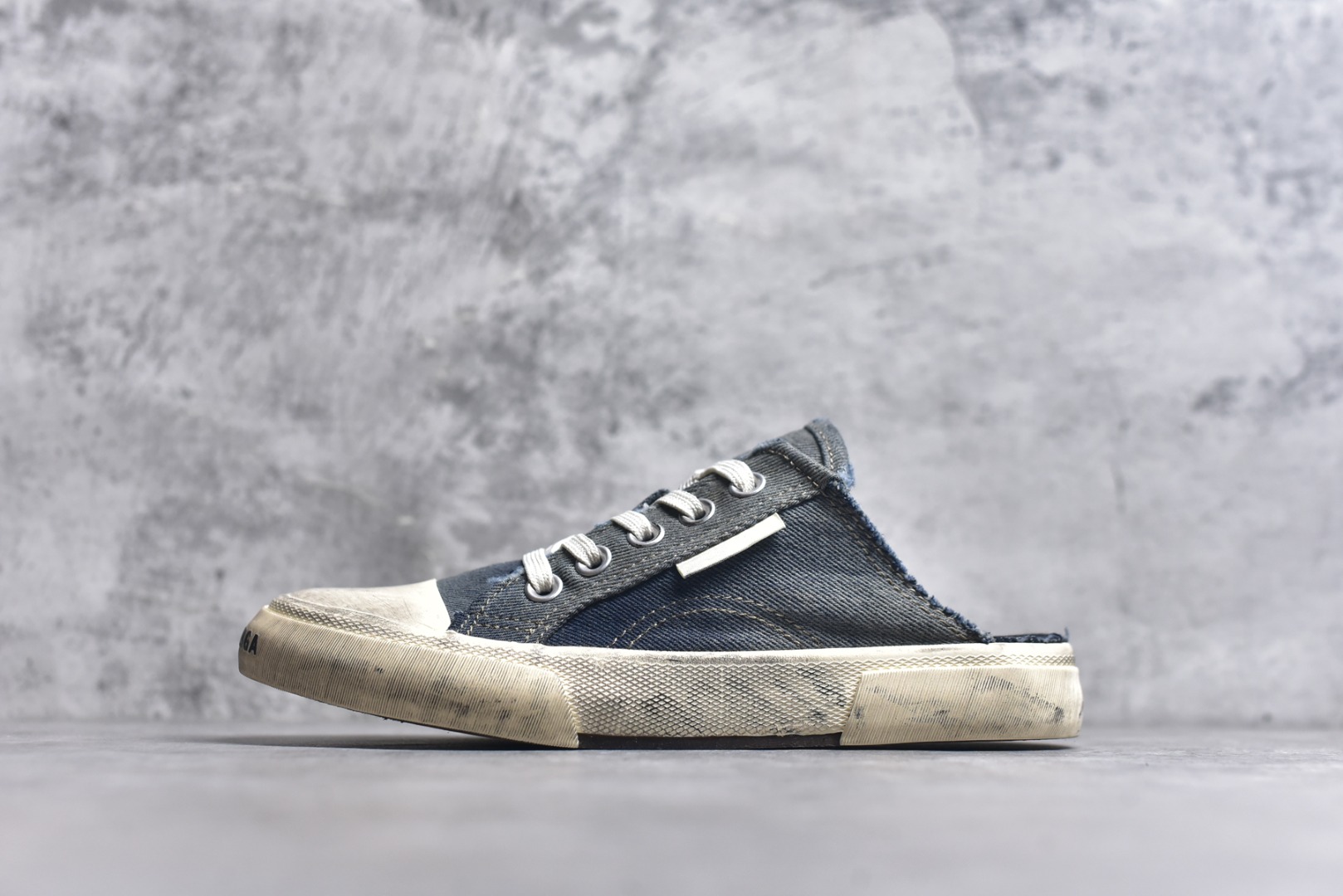 #帆布鞋牛仔半 货号 4090 BALENCIAGA巴黎世家 PARIS磨损做旧效果休闲低帮帆布鞋 低帮 绑带鞋面背面浮印尺码鞋头边缘印有BALENCIAGA品牌标识大盒从里到外一切百分百还原官方配置 顶级专供碾压一切版本尺码：35 36 37 38 39 40 41 42 43 44 45-选品中心