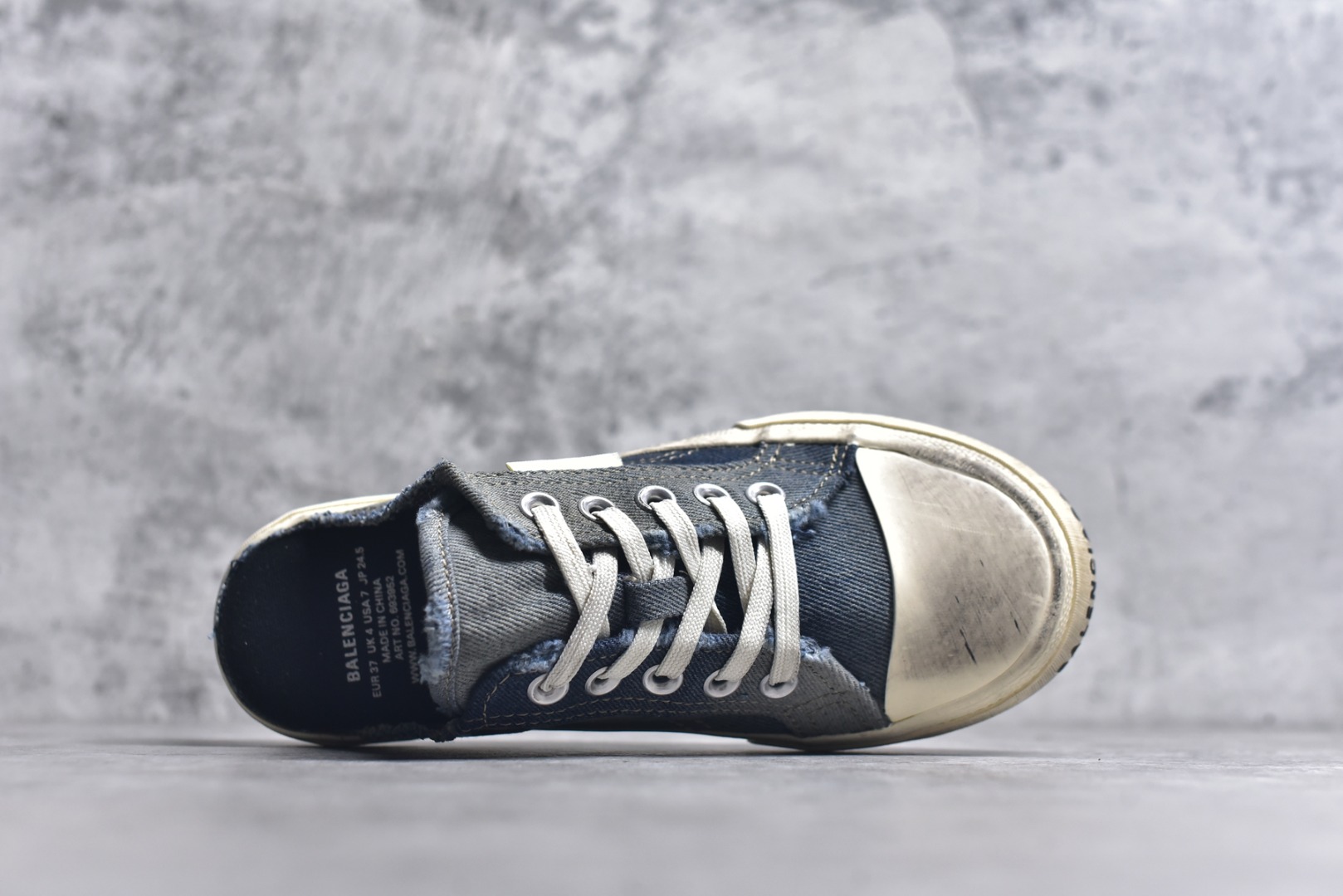 图片[4]-#帆布鞋牛仔半 货号 4090 BALENCIAGA巴黎世家 PARIS磨损做旧效果休闲低帮帆布鞋 低帮 绑带鞋面背面浮印尺码鞋头边缘印有BALENCIAGA品牌标识大盒从里到外一切百分百还原官方配置 顶级专供碾压一切版本尺码：35 36 37 38 39 40 41 42 43 44 45-选品中心