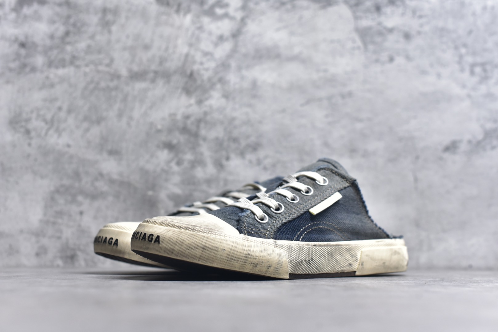 图片[2]-#帆布鞋牛仔半 货号 4090 BALENCIAGA巴黎世家 PARIS磨损做旧效果休闲低帮帆布鞋 低帮 绑带鞋面背面浮印尺码鞋头边缘印有BALENCIAGA品牌标识大盒从里到外一切百分百还原官方配置 顶级专供碾压一切版本尺码：35 36 37 38 39 40 41 42 43 44 45-选品中心
