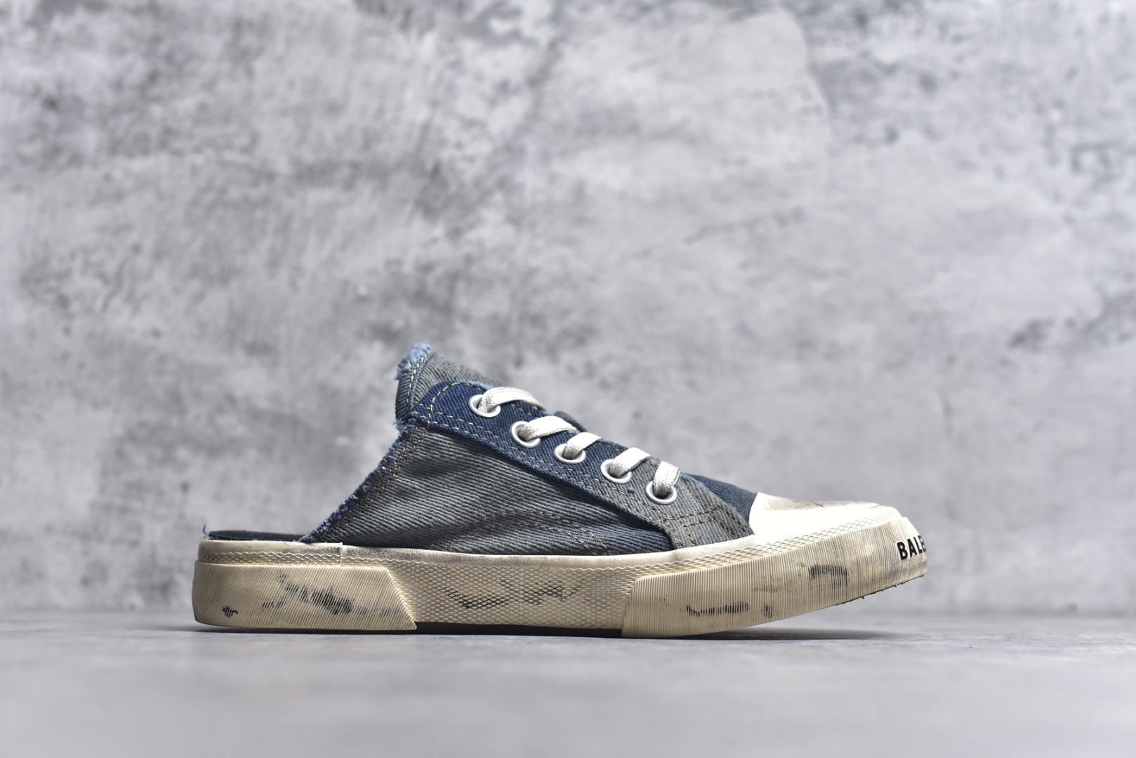 图片[3]-#帆布鞋牛仔半 货号 4090 BALENCIAGA巴黎世家 PARIS磨损做旧效果休闲低帮帆布鞋 低帮 绑带鞋面背面浮印尺码鞋头边缘印有BALENCIAGA品牌标识大盒从里到外一切百分百还原官方配置 顶级专供碾压一切版本尺码：35 36 37 38 39 40 41 42 43 44 45-选品中心