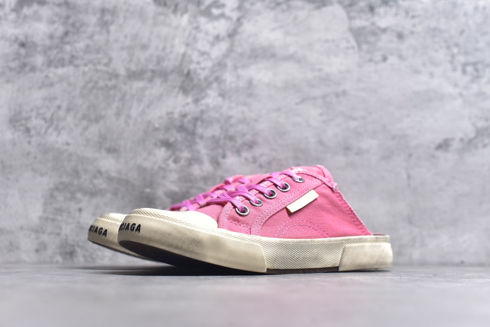 图片[2]-#帆布鞋粉半 货号 5590 BALENCIAGA巴黎世家 PARIS磨损做旧效果休闲低帮帆布鞋 低帮 绑带鞋面背面浮印尺码鞋头边缘印有BALENCIAGA品牌标识大盒从里到外一切百分百还原官方配置 顶级专供碾压一切版本尺码：35 36 37 38 39 40 41 42 43 44 45-选品中心