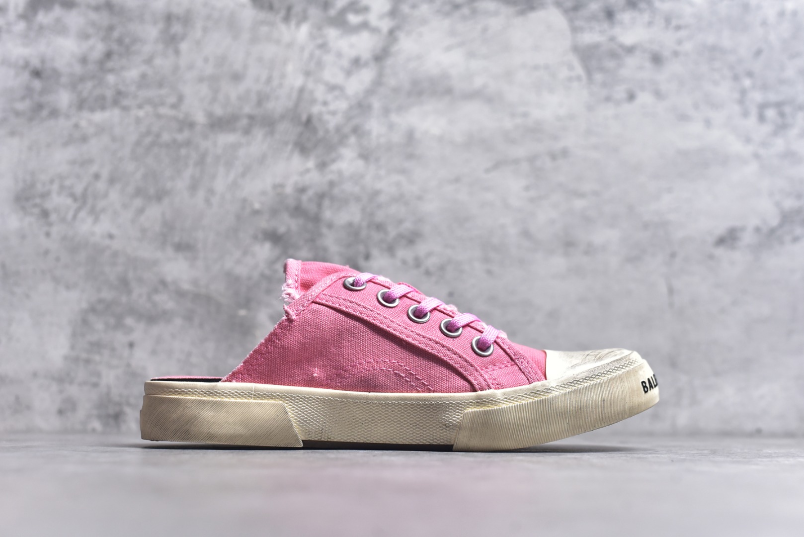 图片[3]-#帆布鞋粉半 货号 5590 BALENCIAGA巴黎世家 PARIS磨损做旧效果休闲低帮帆布鞋 低帮 绑带鞋面背面浮印尺码鞋头边缘印有BALENCIAGA品牌标识大盒从里到外一切百分百还原官方配置 顶级专供碾压一切版本尺码：35 36 37 38 39 40 41 42 43 44 45-选品中心