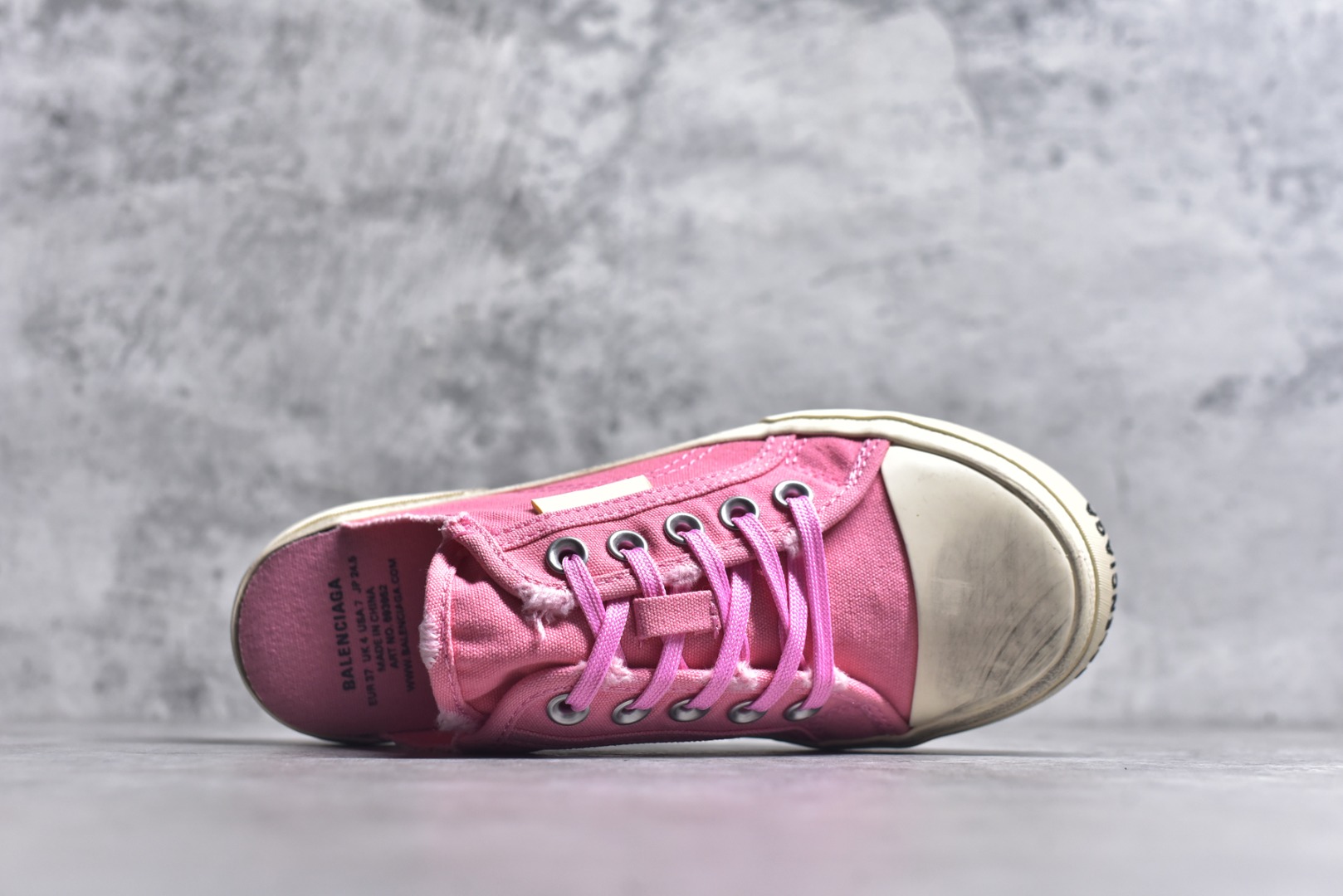图片[4]-#帆布鞋粉半 货号 5590 BALENCIAGA巴黎世家 PARIS磨损做旧效果休闲低帮帆布鞋 低帮 绑带鞋面背面浮印尺码鞋头边缘印有BALENCIAGA品牌标识大盒从里到外一切百分百还原官方配置 顶级专供碾压一切版本尺码：35 36 37 38 39 40 41 42 43 44 45-选品中心