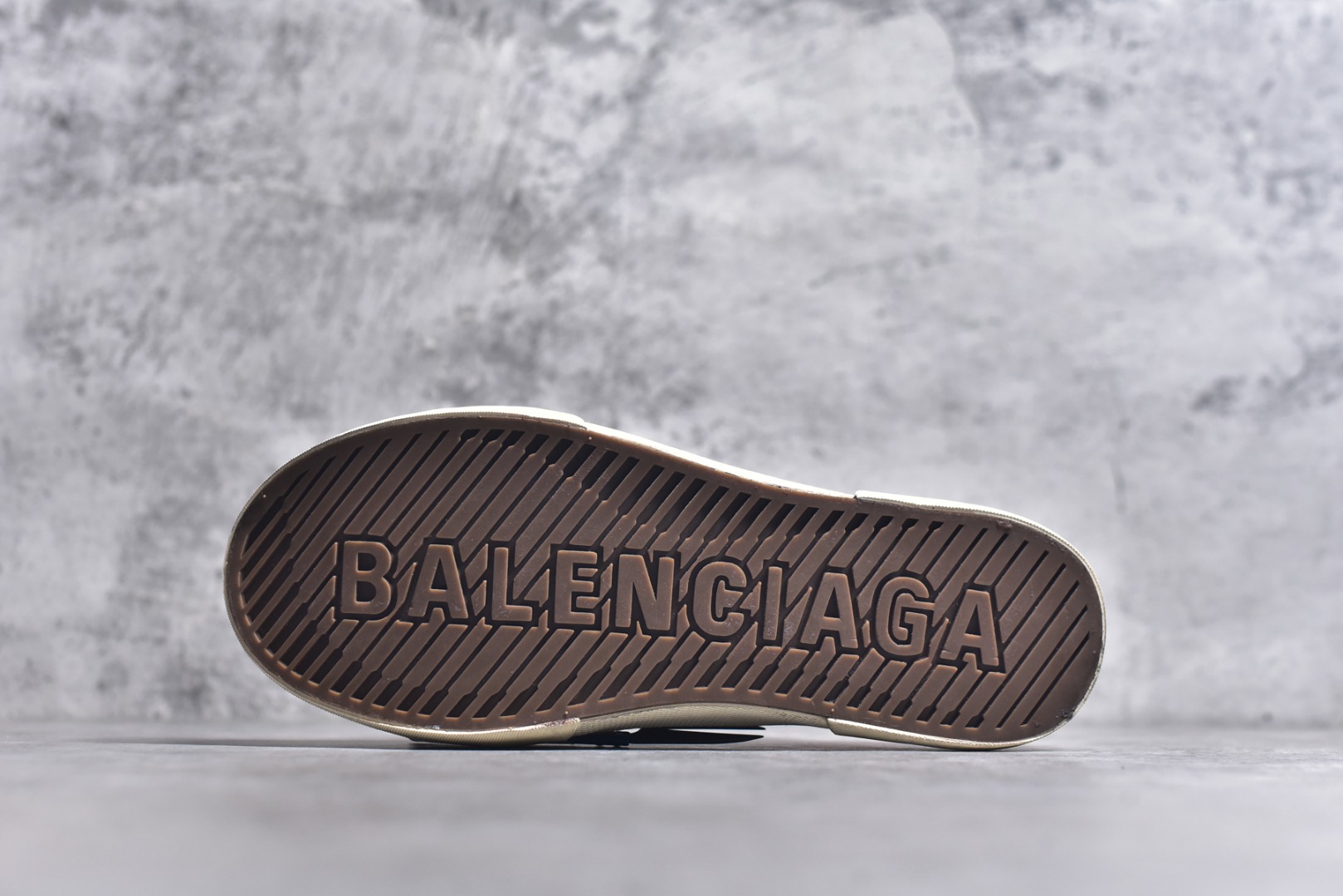 图片[6]-#帆布鞋粉半 货号 5590 BALENCIAGA巴黎世家 PARIS磨损做旧效果休闲低帮帆布鞋 低帮 绑带鞋面背面浮印尺码鞋头边缘印有BALENCIAGA品牌标识大盒从里到外一切百分百还原官方配置 顶级专供碾压一切版本尺码：35 36 37 38 39 40 41 42 43 44 45-选品中心