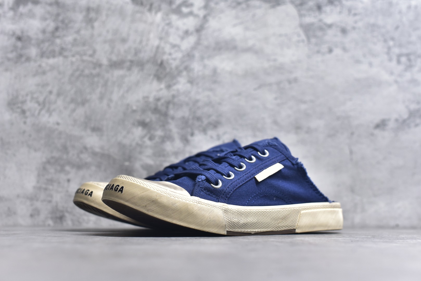 图片[2]-#帆布鞋深蓝半 货号 8062 BALENCIAGA巴黎世家 PARIS磨损做旧效果休闲低帮帆布鞋 低帮 绑带鞋面背面浮印尺码鞋头边缘印有BALENCIAGA品牌标识大盒从里到外一切百分百还原官方配置 顶级专供碾压一切版本尺码：35 36 37 38 39 40 41 42 43 44 45-选品中心