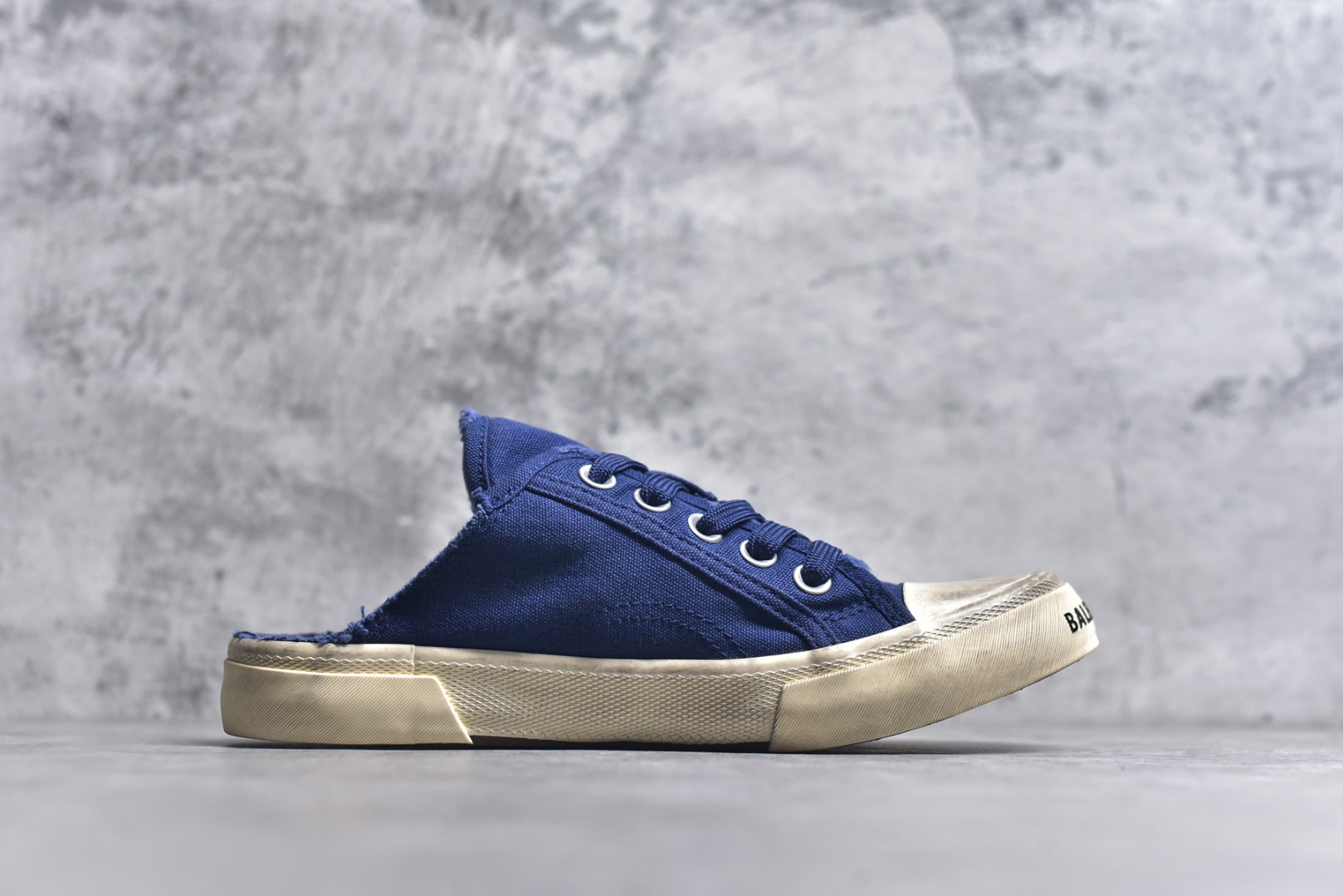 图片[3]-#帆布鞋深蓝半 货号 8062 BALENCIAGA巴黎世家 PARIS磨损做旧效果休闲低帮帆布鞋 低帮 绑带鞋面背面浮印尺码鞋头边缘印有BALENCIAGA品牌标识大盒从里到外一切百分百还原官方配置 顶级专供碾压一切版本尺码：35 36 37 38 39 40 41 42 43 44 45-选品中心