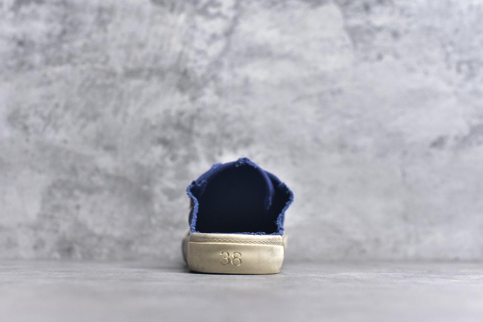 图片[5]-#帆布鞋深蓝半 货号 8062 BALENCIAGA巴黎世家 PARIS磨损做旧效果休闲低帮帆布鞋 低帮 绑带鞋面背面浮印尺码鞋头边缘印有BALENCIAGA品牌标识大盒从里到外一切百分百还原官方配置 顶级专供碾压一切版本尺码：35 36 37 38 39 40 41 42 43 44 45-选品中心