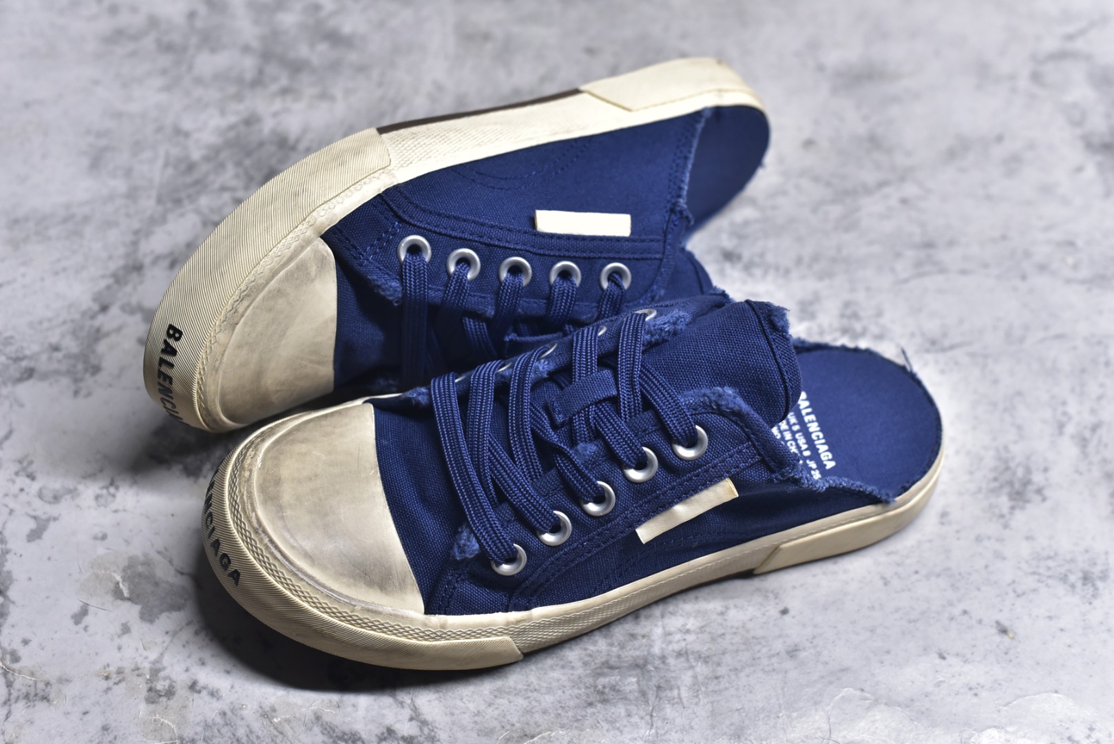 图片[7]-#帆布鞋深蓝半 货号 8062 BALENCIAGA巴黎世家 PARIS磨损做旧效果休闲低帮帆布鞋 低帮 绑带鞋面背面浮印尺码鞋头边缘印有BALENCIAGA品牌标识大盒从里到外一切百分百还原官方配置 顶级专供碾压一切版本尺码：35 36 37 38 39 40 41 42 43 44 45-选品中心