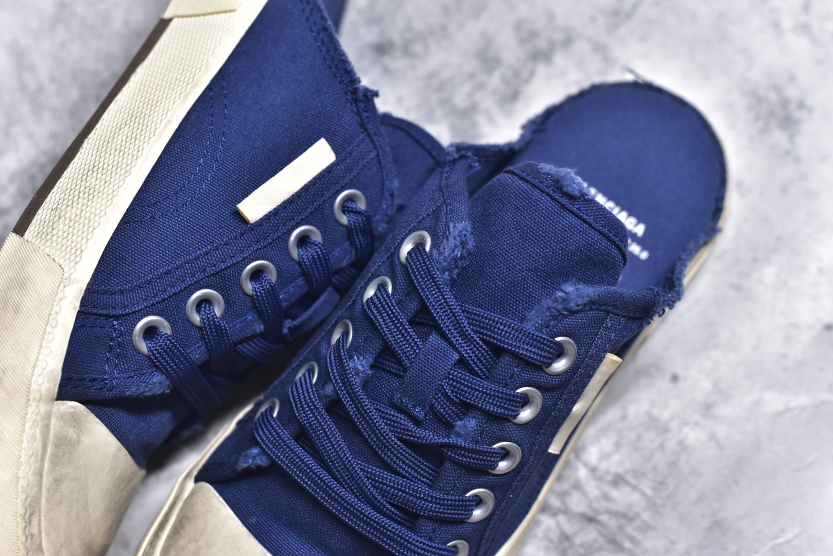 图片[9]-#帆布鞋深蓝半 货号 8062 BALENCIAGA巴黎世家 PARIS磨损做旧效果休闲低帮帆布鞋 低帮 绑带鞋面背面浮印尺码鞋头边缘印有BALENCIAGA品牌标识大盒从里到外一切百分百还原官方配置 顶级专供碾压一切版本尺码：35 36 37 38 39 40 41 42 43 44 45-选品中心