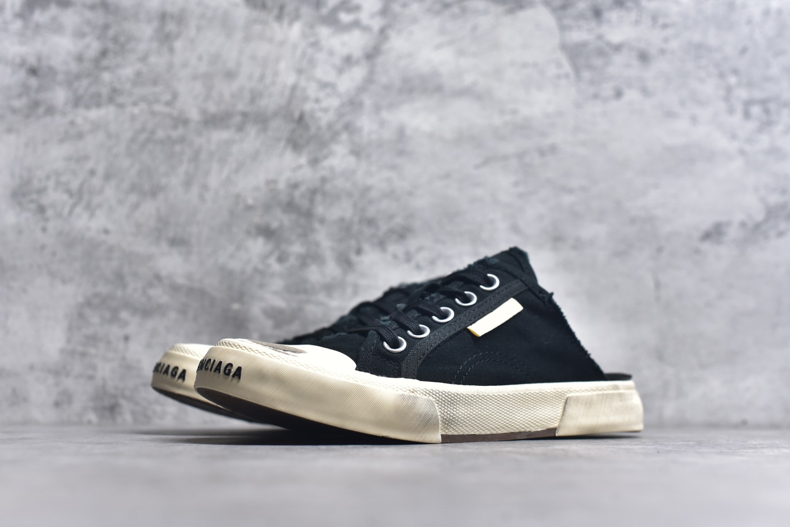 图片[2]-#帆布鞋黑白半 货号 1090 BALENCIAGA巴黎世家 PARIS磨损做旧效果休闲低帮帆布鞋 低帮 绑带鞋面背面浮印尺码鞋头边缘印有BALENCIAGA品牌标识大盒从里到外一切百分百还原官方配置 顶级专供碾压一切版本尺码：35 36 37 38 39 40 41 42 43 44 45-选品中心