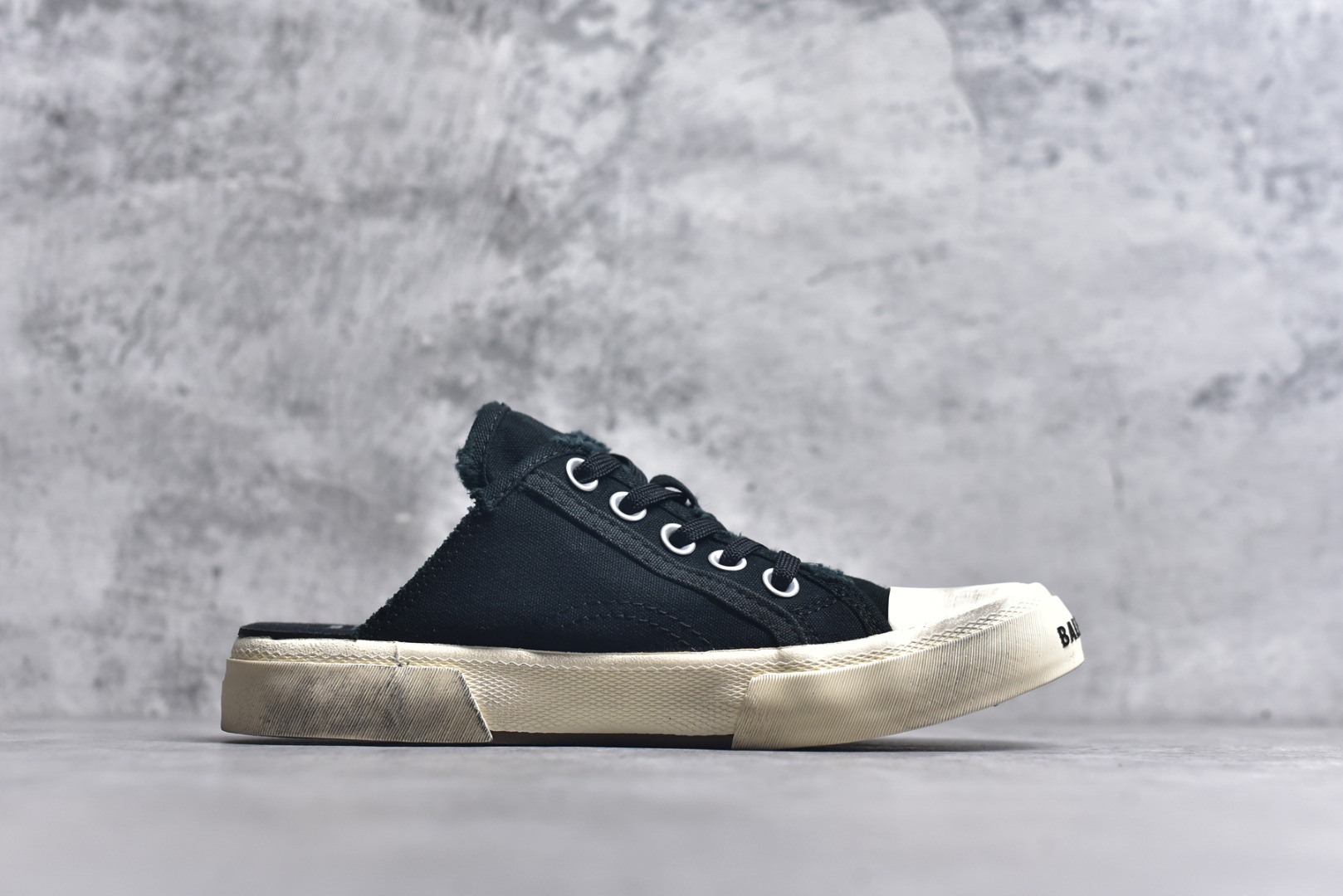 图片[3]-#帆布鞋黑白半 货号 1090 BALENCIAGA巴黎世家 PARIS磨损做旧效果休闲低帮帆布鞋 低帮 绑带鞋面背面浮印尺码鞋头边缘印有BALENCIAGA品牌标识大盒从里到外一切百分百还原官方配置 顶级专供碾压一切版本尺码：35 36 37 38 39 40 41 42 43 44 45-选品中心