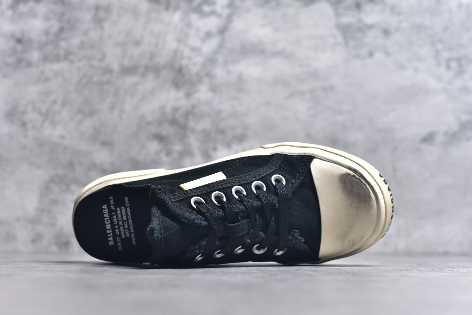 图片[4]-#帆布鞋黑白半 货号 1090 BALENCIAGA巴黎世家 PARIS磨损做旧效果休闲低帮帆布鞋 低帮 绑带鞋面背面浮印尺码鞋头边缘印有BALENCIAGA品牌标识大盒从里到外一切百分百还原官方配置 顶级专供碾压一切版本尺码：35 36 37 38 39 40 41 42 43 44 45-选品中心