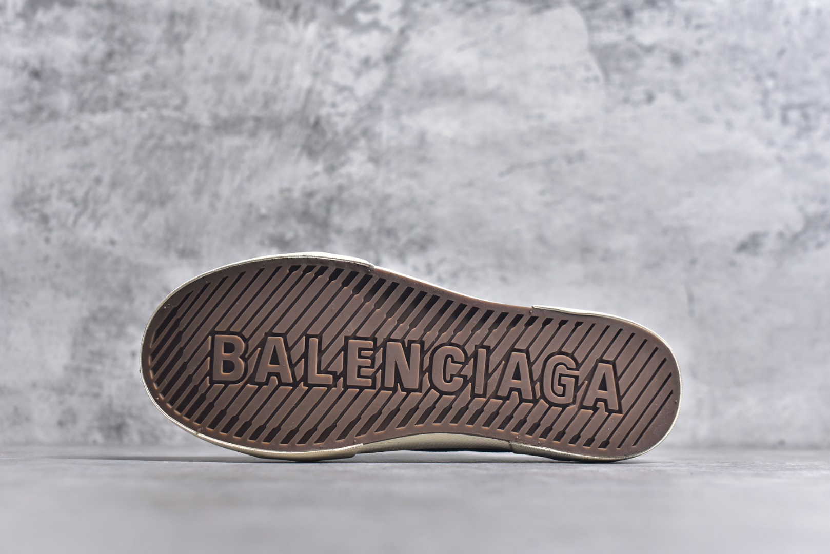 图片[6]-#帆布鞋黑白半 货号 1090 BALENCIAGA巴黎世家 PARIS磨损做旧效果休闲低帮帆布鞋 低帮 绑带鞋面背面浮印尺码鞋头边缘印有BALENCIAGA品牌标识大盒从里到外一切百分百还原官方配置 顶级专供碾压一切版本尺码：35 36 37 38 39 40 41 42 43 44 45-选品中心