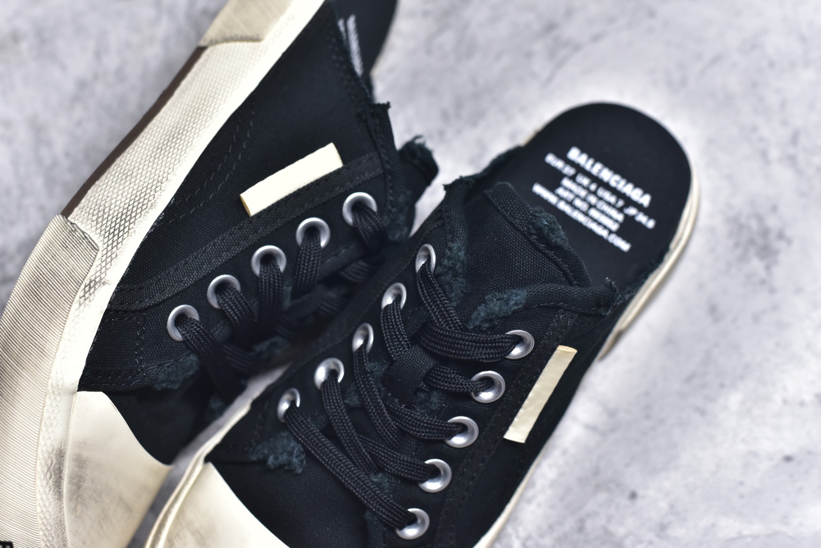 图片[9]-#帆布鞋黑白半 货号 1090 BALENCIAGA巴黎世家 PARIS磨损做旧效果休闲低帮帆布鞋 低帮 绑带鞋面背面浮印尺码鞋头边缘印有BALENCIAGA品牌标识大盒从里到外一切百分百还原官方配置 顶级专供碾压一切版本尺码：35 36 37 38 39 40 41 42 43 44 45-选品中心