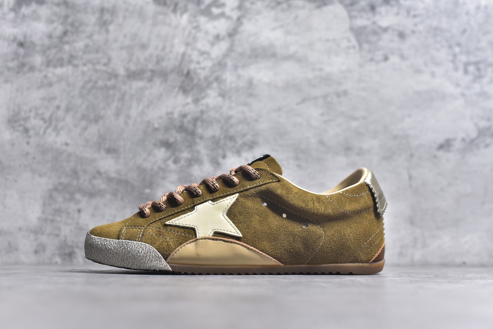 #Golden Goose True Star 25s最新款 易烊千玺 萱美 王一博 朱亚文同款鞋 小红书爆款鞋 采用进口牛皮羊皮内里 舒适感爆满 ✅ Golden Goose True Star「为叛逆而生」的鞋履，其价值不仅在于材质与工艺，更在于对主流审美规则的颠覆。它适合那些追求「非标准化时尚」、愿意为独特性支付溢价的消费者，尤其在潮流易逝的当下，其手工做旧设计反而赋予产品「反潮流」的永恒感。然而，对于务实型消费者而言，高昂的价格、小众的风格以及相对复杂的护理需求（如避免接触尖锐物体）可能使其性价比大打折扣。若将其视为「可穿戴的艺术品」，True Star 无疑是成功的；若以传统鞋履标准衡量，它则更像是一场关于时尚哲学的实验。#记录吧就现在 #goldengoose #易烊千玺 #ggdb #宝藏男孩易烊千玺 #鞋控の日常 #潮流薯 #复古穿搭 尺码 35 36 37 38 39 40 41 42 43 44 45-选品中心