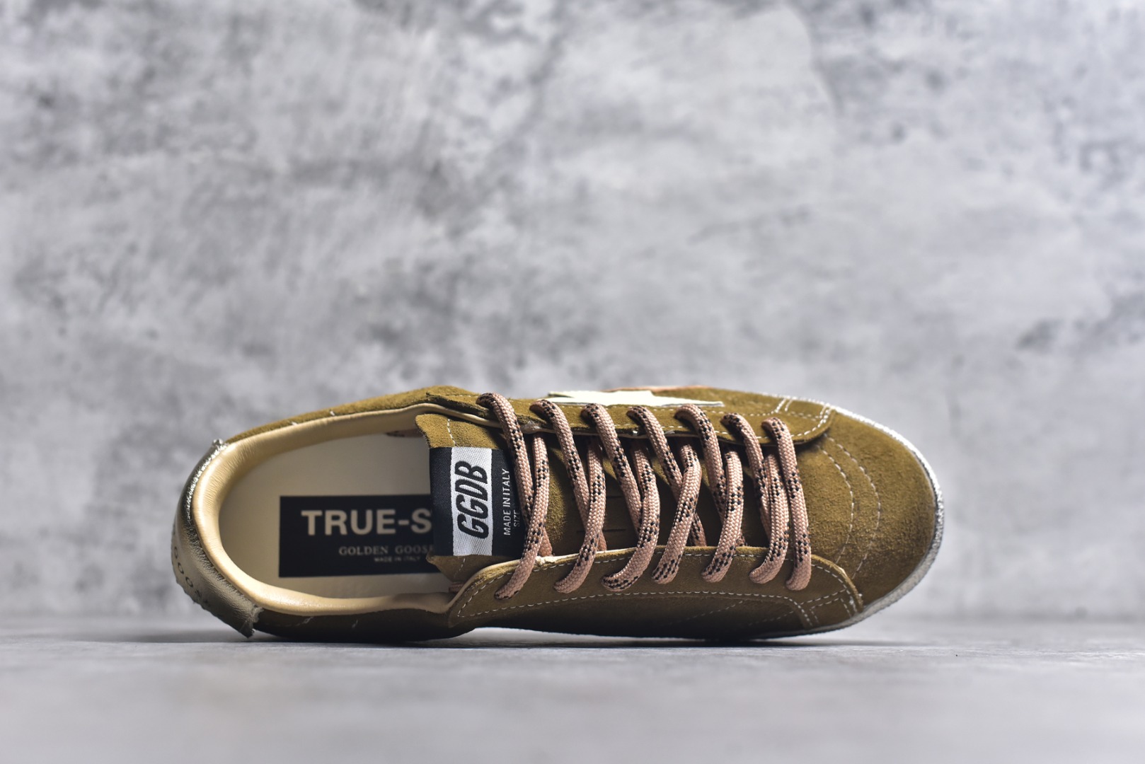 图片[4]-#Golden Goose True Star 25s最新款 易烊千玺 萱美 王一博 朱亚文同款鞋 小红书爆款鞋 采用进口牛皮羊皮内里 舒适感爆满 ✅ Golden Goose True Star「为叛逆而生」的鞋履，其价值不仅在于材质与工艺，更在于对主流审美规则的颠覆。它适合那些追求「非标准化时尚」、愿意为独特性支付溢价的消费者，尤其在潮流易逝的当下，其手工做旧设计反而赋予产品「反潮流」的永恒感。然而，对于务实型消费者而言，高昂的价格、小众的风格以及相对复杂的护理需求（如避免接触尖锐物体）可能使其性价比大打折扣。若将其视为「可穿戴的艺术品」，True Star 无疑是成功的；若以传统鞋履标准衡量，它则更像是一场关于时尚哲学的实验。#记录吧就现在 #goldengoose #易烊千玺 #ggdb #宝藏男孩易烊千玺 #鞋控の日常 #潮流薯 #复古穿搭 尺码 35 36 37 38 39 40 41 42 43 44 45-选品中心