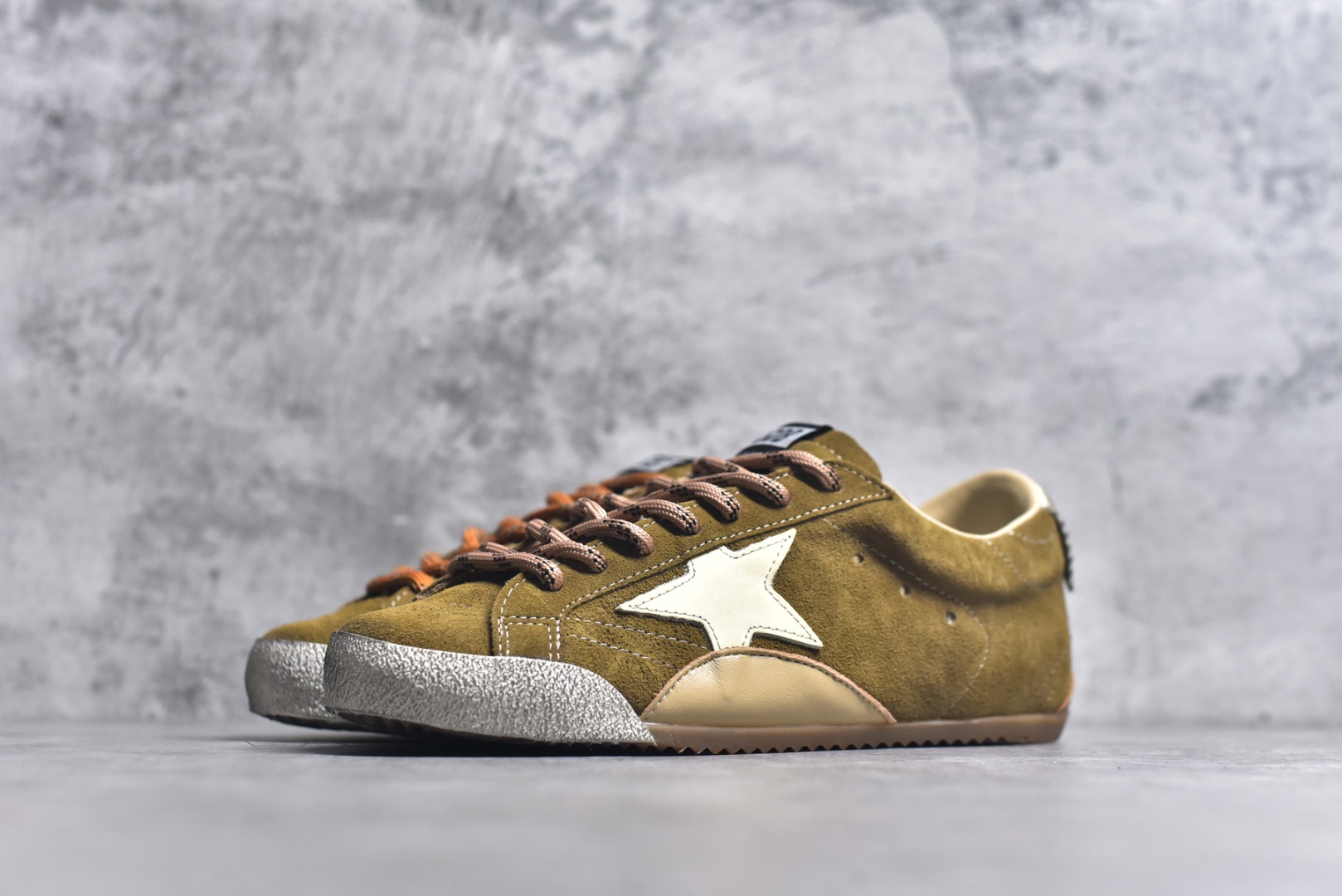 图片[2]-#Golden Goose True Star 25s最新款 易烊千玺 萱美 王一博 朱亚文同款鞋 小红书爆款鞋 采用进口牛皮羊皮内里 舒适感爆满 ✅ Golden Goose True Star「为叛逆而生」的鞋履，其价值不仅在于材质与工艺，更在于对主流审美规则的颠覆。它适合那些追求「非标准化时尚」、愿意为独特性支付溢价的消费者，尤其在潮流易逝的当下，其手工做旧设计反而赋予产品「反潮流」的永恒感。然而，对于务实型消费者而言，高昂的价格、小众的风格以及相对复杂的护理需求（如避免接触尖锐物体）可能使其性价比大打折扣。若将其视为「可穿戴的艺术品」，True Star 无疑是成功的；若以传统鞋履标准衡量，它则更像是一场关于时尚哲学的实验。#记录吧就现在 #goldengoose #易烊千玺 #ggdb #宝藏男孩易烊千玺 #鞋控の日常 #潮流薯 #复古穿搭 尺码 35 36 37 38 39 40 41 42 43 44 45-选品中心