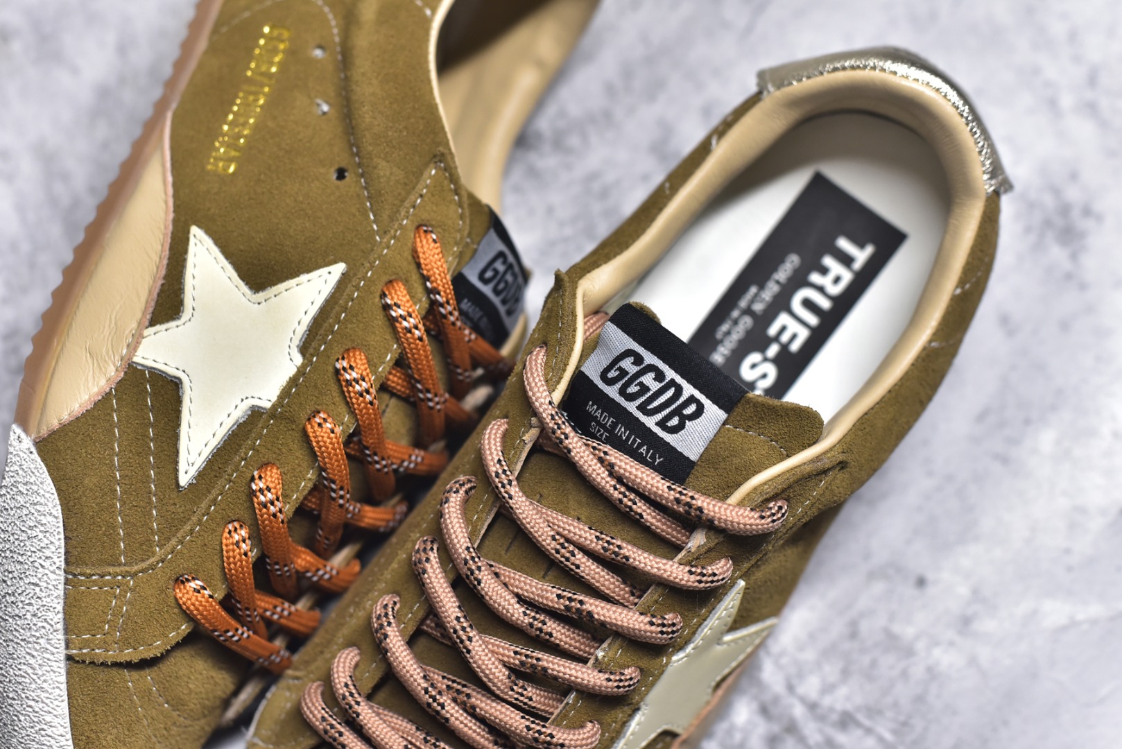 图片[9]-#Golden Goose True Star 25s最新款 易烊千玺 萱美 王一博 朱亚文同款鞋 小红书爆款鞋 采用进口牛皮羊皮内里 舒适感爆满 ✅ Golden Goose True Star「为叛逆而生」的鞋履，其价值不仅在于材质与工艺，更在于对主流审美规则的颠覆。它适合那些追求「非标准化时尚」、愿意为独特性支付溢价的消费者，尤其在潮流易逝的当下，其手工做旧设计反而赋予产品「反潮流」的永恒感。然而，对于务实型消费者而言，高昂的价格、小众的风格以及相对复杂的护理需求（如避免接触尖锐物体）可能使其性价比大打折扣。若将其视为「可穿戴的艺术品」，True Star 无疑是成功的；若以传统鞋履标准衡量，它则更像是一场关于时尚哲学的实验。#记录吧就现在 #goldengoose #易烊千玺 #ggdb #宝藏男孩易烊千玺 #鞋控の日常 #潮流薯 #复古穿搭 尺码 35 36 37 38 39 40 41 42 43 44 45-选品中心