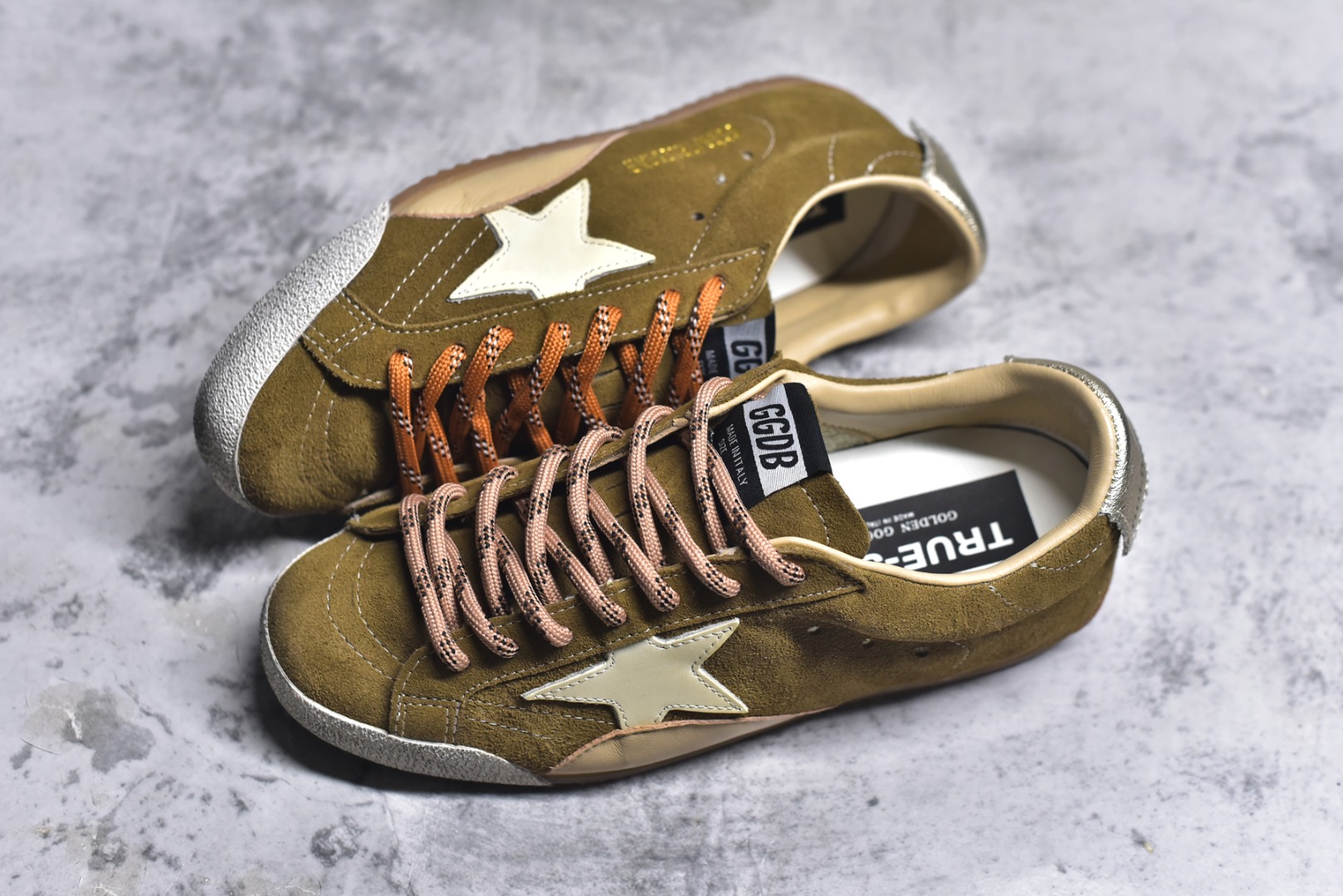 图片[7]-#Golden Goose True Star 25s最新款 易烊千玺 萱美 王一博 朱亚文同款鞋 小红书爆款鞋 采用进口牛皮羊皮内里 舒适感爆满 ✅ Golden Goose True Star「为叛逆而生」的鞋履，其价值不仅在于材质与工艺，更在于对主流审美规则的颠覆。它适合那些追求「非标准化时尚」、愿意为独特性支付溢价的消费者，尤其在潮流易逝的当下，其手工做旧设计反而赋予产品「反潮流」的永恒感。然而，对于务实型消费者而言，高昂的价格、小众的风格以及相对复杂的护理需求（如避免接触尖锐物体）可能使其性价比大打折扣。若将其视为「可穿戴的艺术品」，True Star 无疑是成功的；若以传统鞋履标准衡量，它则更像是一场关于时尚哲学的实验。#记录吧就现在 #goldengoose #易烊千玺 #ggdb #宝藏男孩易烊千玺 #鞋控の日常 #潮流薯 #复古穿搭 尺码 35 36 37 38 39 40 41 42 43 44 45-选品中心