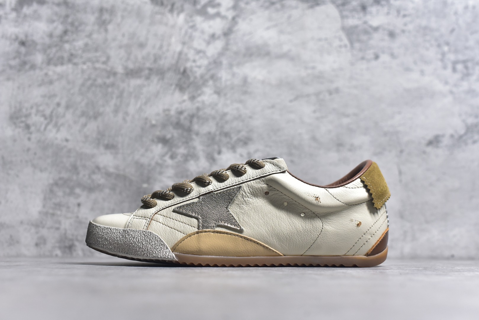 #Golden Goose True Star 25s最新款 易烊千玺 萱美 王一博 朱亚文同款鞋 小红书爆款鞋 采用进口牛皮羊皮内里 舒适感爆满 ✅ Golden Goose True Star「为叛逆而生」的鞋履，其价值不仅在于材质与工艺，更在于对主流审美规则的颠覆。它适合那些追求「非标准化时尚」、愿意为独特性支付溢价的消费者，尤其在潮流易逝的当下，其手工做旧设计反而赋予产品「反潮流」的永恒感。然而，对于务实型消费者而言，高昂的价格、小众的风格以及相对复杂的护理需求（如避免接触尖锐物体）可能使其性价比大打折扣。若将其视为「可穿戴的艺术品」，True Star 无疑是成功的；若以传统鞋履标准衡量，它则更像是一场关于时尚哲学的实验。#记录吧就现在 #goldengoose #易烊千玺 #ggdb #宝藏男孩易烊千玺 #鞋控の日常 #潮流薯 #复古穿搭 尺码 35 36 37 38 39 40 41 42 43 44 45-选品中心