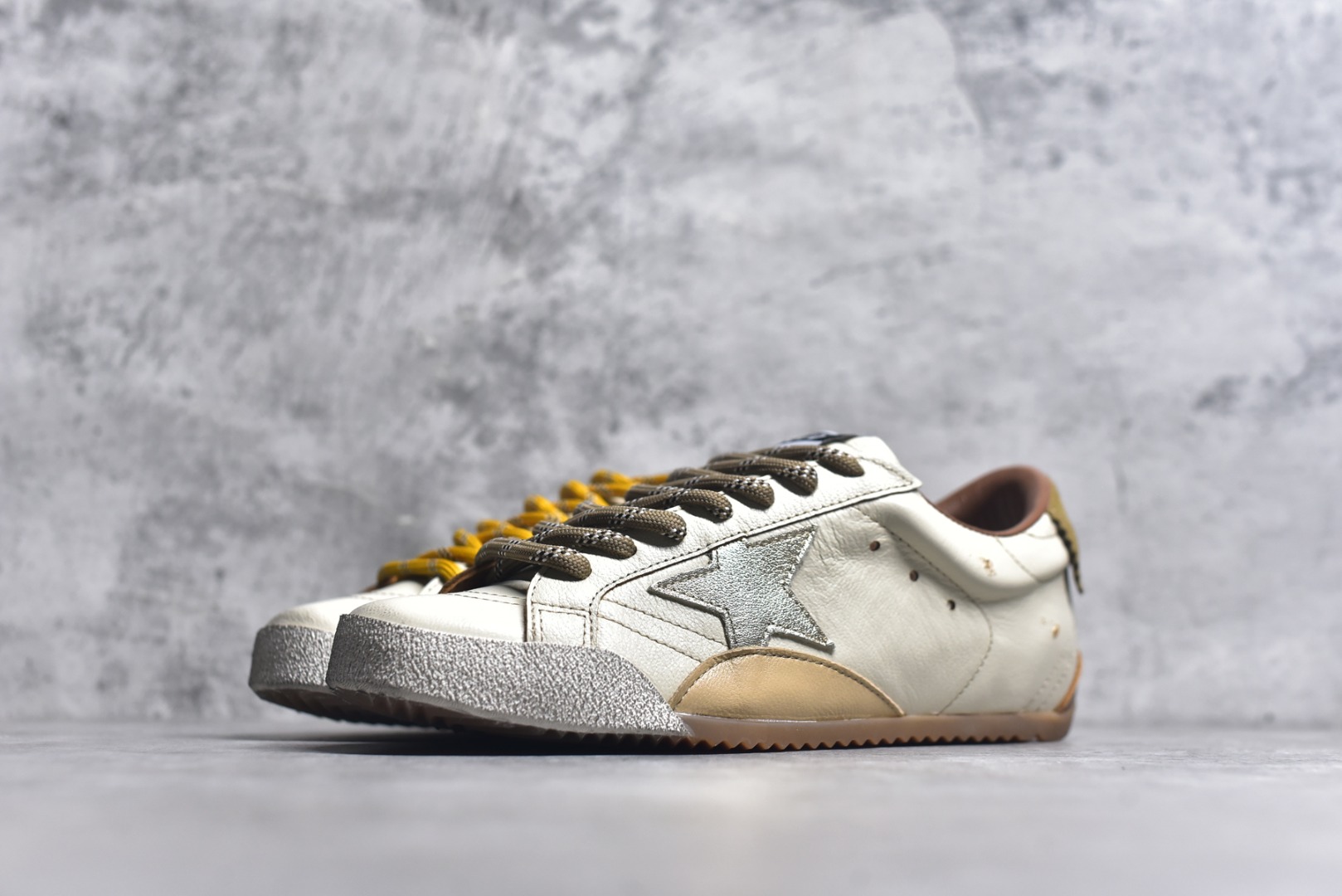 图片[2]-#Golden Goose True Star 25s最新款 易烊千玺 萱美 王一博 朱亚文同款鞋 小红书爆款鞋 采用进口牛皮羊皮内里 舒适感爆满 ✅ Golden Goose True Star「为叛逆而生」的鞋履，其价值不仅在于材质与工艺，更在于对主流审美规则的颠覆。它适合那些追求「非标准化时尚」、愿意为独特性支付溢价的消费者，尤其在潮流易逝的当下，其手工做旧设计反而赋予产品「反潮流」的永恒感。然而，对于务实型消费者而言，高昂的价格、小众的风格以及相对复杂的护理需求（如避免接触尖锐物体）可能使其性价比大打折扣。若将其视为「可穿戴的艺术品」，True Star 无疑是成功的；若以传统鞋履标准衡量，它则更像是一场关于时尚哲学的实验。#记录吧就现在 #goldengoose #易烊千玺 #ggdb #宝藏男孩易烊千玺 #鞋控の日常 #潮流薯 #复古穿搭 尺码 35 36 37 38 39 40 41 42 43 44 45-选品中心