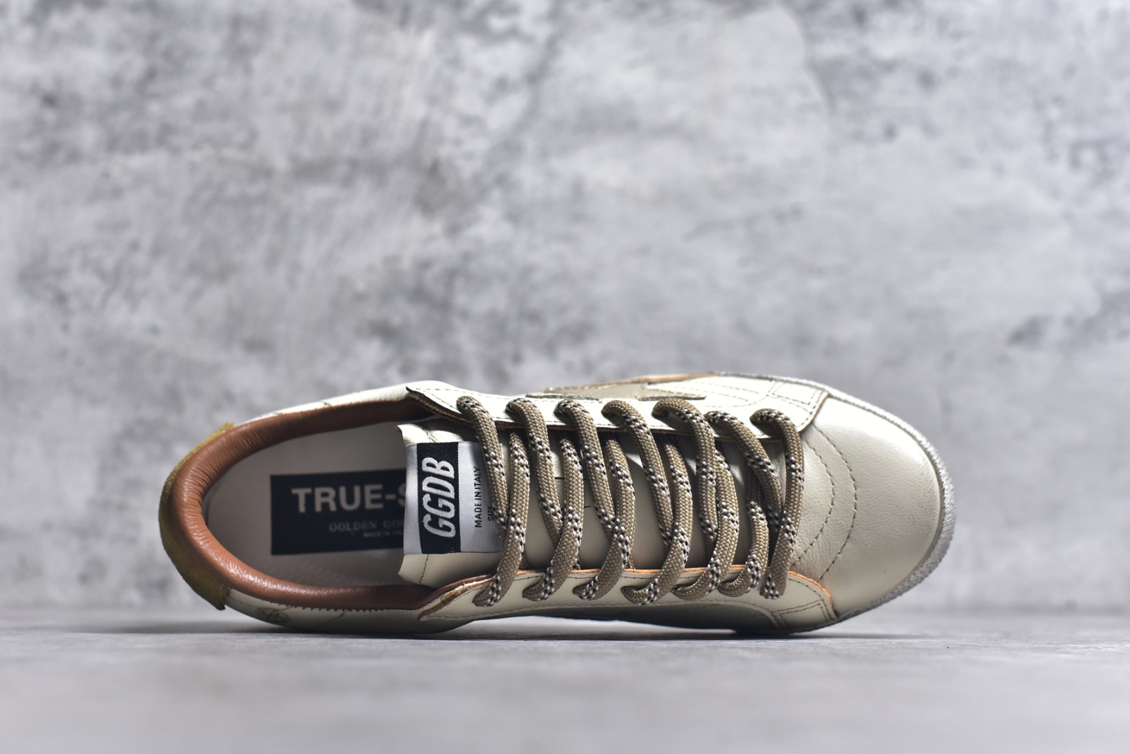 图片[4]-#Golden Goose True Star 25s最新款 易烊千玺 萱美 王一博 朱亚文同款鞋 小红书爆款鞋 采用进口牛皮羊皮内里 舒适感爆满 ✅ Golden Goose True Star「为叛逆而生」的鞋履，其价值不仅在于材质与工艺，更在于对主流审美规则的颠覆。它适合那些追求「非标准化时尚」、愿意为独特性支付溢价的消费者，尤其在潮流易逝的当下，其手工做旧设计反而赋予产品「反潮流」的永恒感。然而，对于务实型消费者而言，高昂的价格、小众的风格以及相对复杂的护理需求（如避免接触尖锐物体）可能使其性价比大打折扣。若将其视为「可穿戴的艺术品」，True Star 无疑是成功的；若以传统鞋履标准衡量，它则更像是一场关于时尚哲学的实验。#记录吧就现在 #goldengoose #易烊千玺 #ggdb #宝藏男孩易烊千玺 #鞋控の日常 #潮流薯 #复古穿搭 尺码 35 36 37 38 39 40 41 42 43 44 45-选品中心