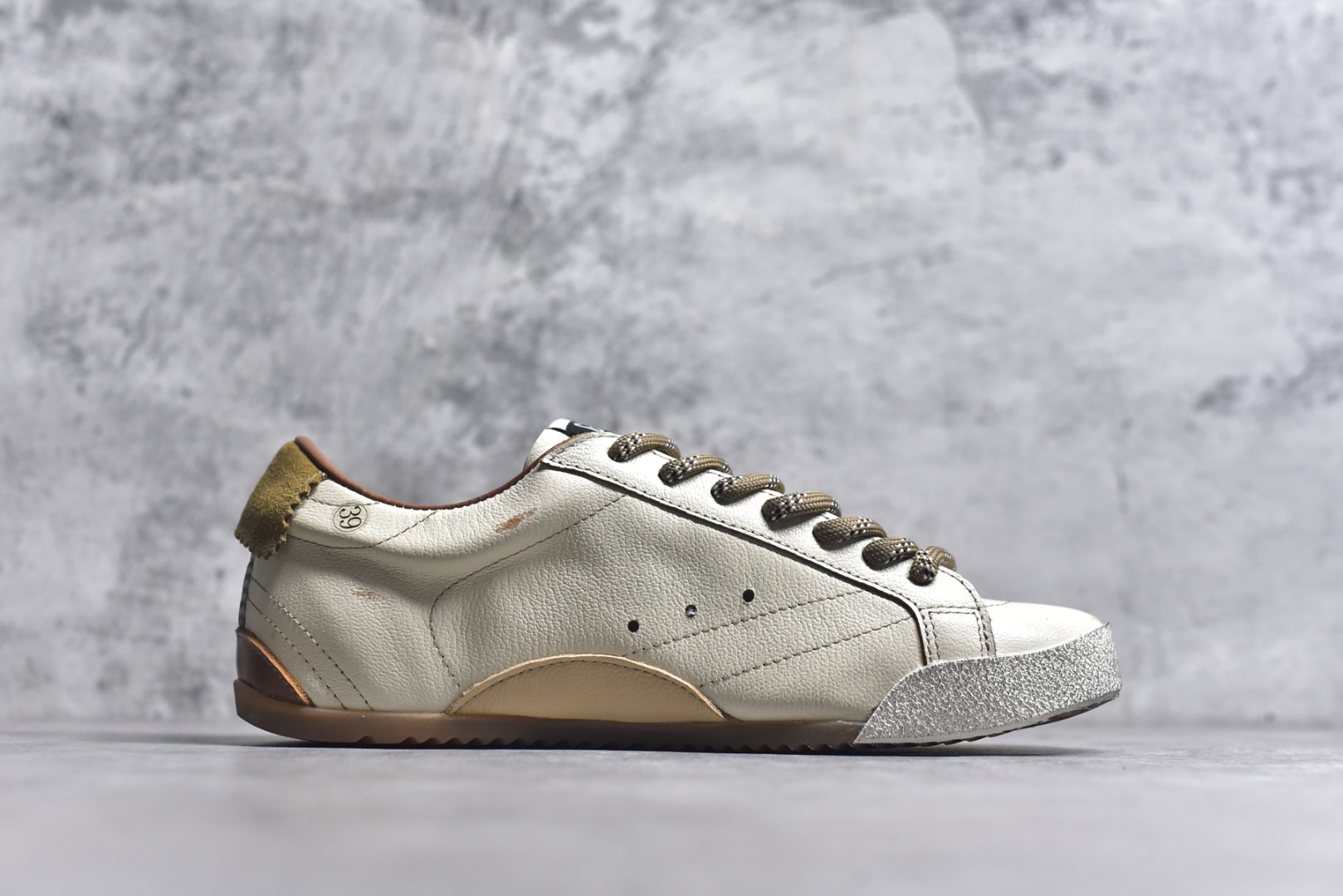 图片[3]-#Golden Goose True Star 25s最新款 易烊千玺 萱美 王一博 朱亚文同款鞋 小红书爆款鞋 采用进口牛皮羊皮内里 舒适感爆满 ✅ Golden Goose True Star「为叛逆而生」的鞋履，其价值不仅在于材质与工艺，更在于对主流审美规则的颠覆。它适合那些追求「非标准化时尚」、愿意为独特性支付溢价的消费者，尤其在潮流易逝的当下，其手工做旧设计反而赋予产品「反潮流」的永恒感。然而，对于务实型消费者而言，高昂的价格、小众的风格以及相对复杂的护理需求（如避免接触尖锐物体）可能使其性价比大打折扣。若将其视为「可穿戴的艺术品」，True Star 无疑是成功的；若以传统鞋履标准衡量，它则更像是一场关于时尚哲学的实验。#记录吧就现在 #goldengoose #易烊千玺 #ggdb #宝藏男孩易烊千玺 #鞋控の日常 #潮流薯 #复古穿搭 尺码 35 36 37 38 39 40 41 42 43 44 45-选品中心