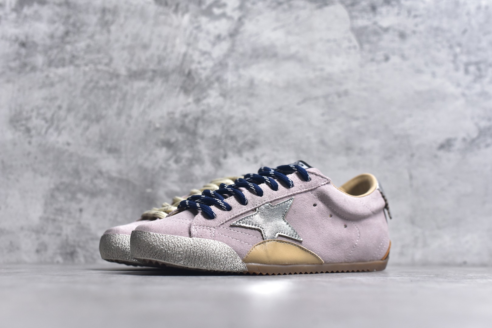 图片[2]-#Golden Goose True Star 25s最新款 易烊千玺 萱美 王一博 朱亚文同款鞋 小红书爆款鞋 采用进口牛皮羊皮内里 舒适感爆满 ✅ Golden Goose True Star「为叛逆而生」的鞋履，其价值不仅在于材质与工艺，更在于对主流审美规则的颠覆。它适合那些追求「非标准化时尚」、愿意为独特性支付溢价的消费者，尤其在潮流易逝的当下，其手工做旧设计反而赋予产品「反潮流」的永恒感。然而，对于务实型消费者而言，高昂的价格、小众的风格以及相对复杂的护理需求（如避免接触尖锐物体）可能使其性价比大打折扣。若将其视为「可穿戴的艺术品」，True Star 无疑是成功的；若以传统鞋履标准衡量，它则更像是一场关于时尚哲学的实验。#记录吧就现在 #goldengoose #易烊千玺 #ggdb #宝藏男孩易烊千玺 #鞋控の日常 #潮流薯 #复古穿搭 尺码 35 36 37 38 39 40 41 42 43 44 45-选品中心