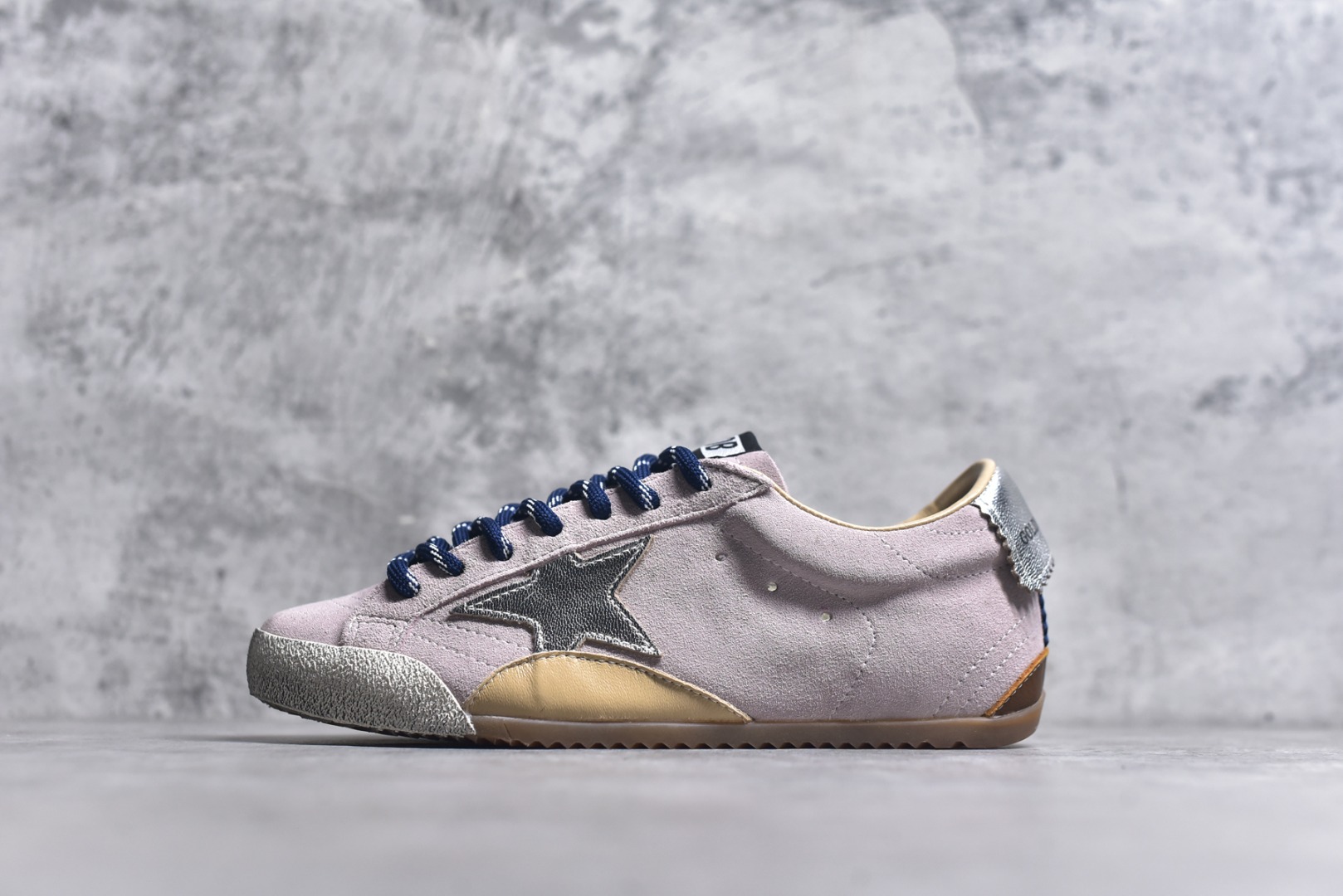 #Golden Goose True Star 25s最新款 易烊千玺 萱美 王一博 朱亚文同款鞋 小红书爆款鞋 采用进口牛皮羊皮内里 舒适感爆满 ✅ Golden Goose True Star「为叛逆而生」的鞋履，其价值不仅在于材质与工艺，更在于对主流审美规则的颠覆。它适合那些追求「非标准化时尚」、愿意为独特性支付溢价的消费者，尤其在潮流易逝的当下，其手工做旧设计反而赋予产品「反潮流」的永恒感。然而，对于务实型消费者而言，高昂的价格、小众的风格以及相对复杂的护理需求（如避免接触尖锐物体）可能使其性价比大打折扣。若将其视为「可穿戴的艺术品」，True Star 无疑是成功的；若以传统鞋履标准衡量，它则更像是一场关于时尚哲学的实验。#记录吧就现在 #goldengoose #易烊千玺 #ggdb #宝藏男孩易烊千玺 #鞋控の日常 #潮流薯 #复古穿搭 尺码 35 36 37 38 39 40 41 42 43 44 45-选品中心
