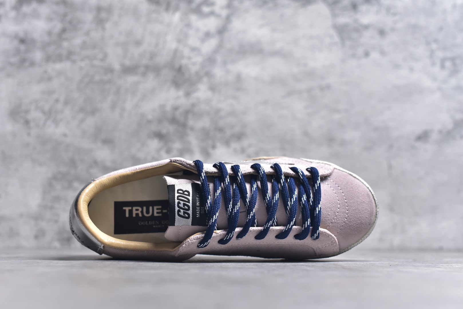 图片[4]-#Golden Goose True Star 25s最新款 易烊千玺 萱美 王一博 朱亚文同款鞋 小红书爆款鞋 采用进口牛皮羊皮内里 舒适感爆满 ✅ Golden Goose True Star「为叛逆而生」的鞋履，其价值不仅在于材质与工艺，更在于对主流审美规则的颠覆。它适合那些追求「非标准化时尚」、愿意为独特性支付溢价的消费者，尤其在潮流易逝的当下，其手工做旧设计反而赋予产品「反潮流」的永恒感。然而，对于务实型消费者而言，高昂的价格、小众的风格以及相对复杂的护理需求（如避免接触尖锐物体）可能使其性价比大打折扣。若将其视为「可穿戴的艺术品」，True Star 无疑是成功的；若以传统鞋履标准衡量，它则更像是一场关于时尚哲学的实验。#记录吧就现在 #goldengoose #易烊千玺 #ggdb #宝藏男孩易烊千玺 #鞋控の日常 #潮流薯 #复古穿搭 尺码 35 36 37 38 39 40 41 42 43 44 45-选品中心