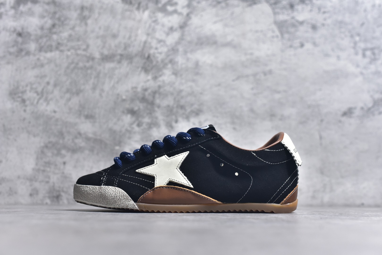 #Golden Goose True Star 25s最新款 易烊千玺 萱美 王一博 朱亚文同款鞋 小红书爆款鞋 采用进口牛皮羊皮内里 舒适感爆满 ✅ Golden Goose True Star「为叛逆而生」的鞋履，其价值不仅在于材质与工艺，更在于对主流审美规则的颠覆。它适合那些追求「非标准化时尚」、愿意为独特性支付溢价的消费者，尤其在潮流易逝的当下，其手工做旧设计反而赋予产品「反潮流」的永恒感。然而，对于务实型消费者而言，高昂的价格、小众的风格以及相对复杂的护理需求（如避免接触尖锐物体）可能使其性价比大打折扣。若将其视为「可穿戴的艺术品」，True Star 无疑是成功的；若以传统鞋履标准衡量，它则更像是一场关于时尚哲学的实验。#记录吧就现在 #goldengoose #易烊千玺 #ggdb #宝藏男孩易烊千玺 #鞋控の日常 #潮流薯 #复古穿搭 尺码 35 36 37 38 39 40 41 42 43 44 45-选品中心