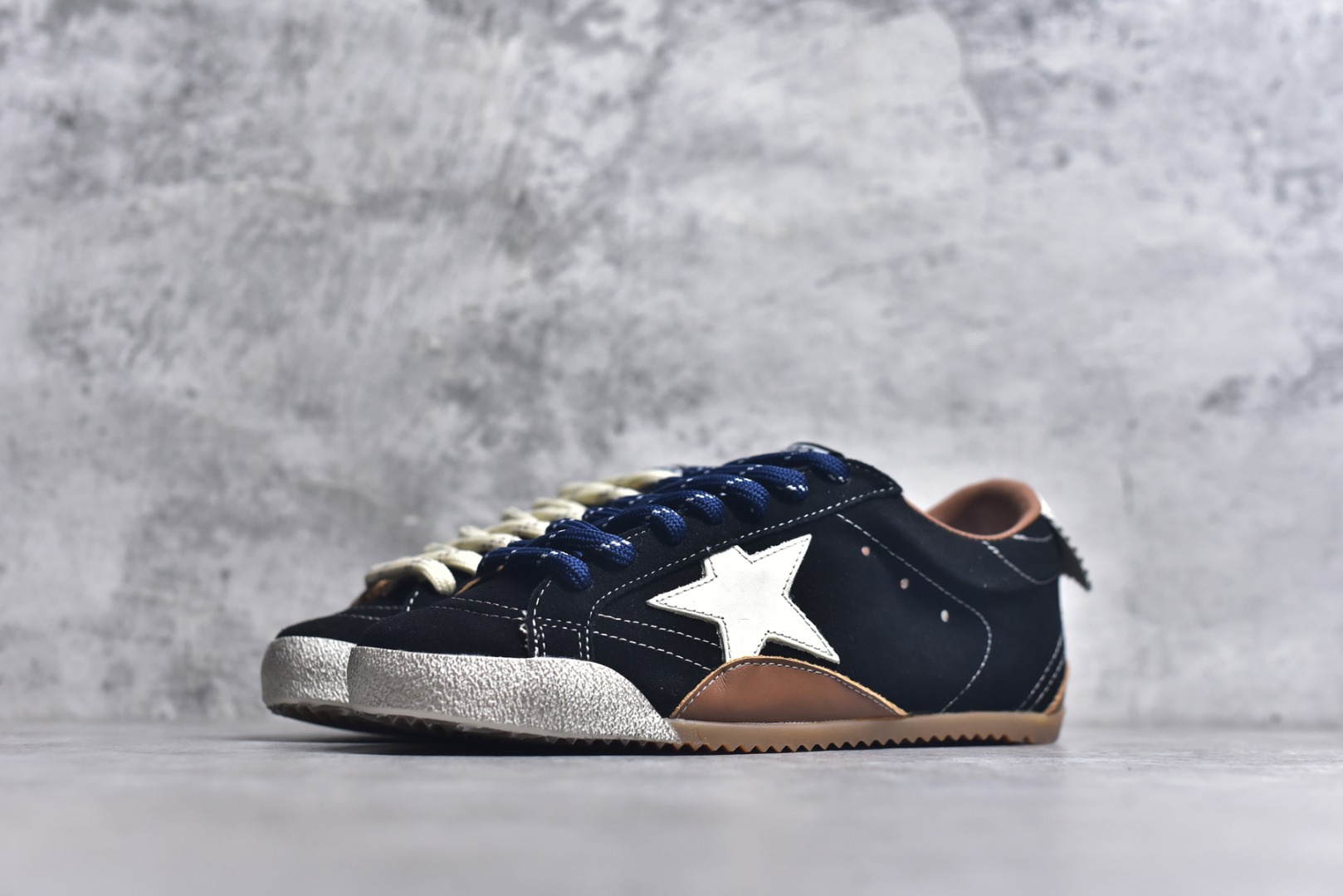 图片[2]-#Golden Goose True Star 25s最新款 易烊千玺 萱美 王一博 朱亚文同款鞋 小红书爆款鞋 采用进口牛皮羊皮内里 舒适感爆满 ✅ Golden Goose True Star「为叛逆而生」的鞋履，其价值不仅在于材质与工艺，更在于对主流审美规则的颠覆。它适合那些追求「非标准化时尚」、愿意为独特性支付溢价的消费者，尤其在潮流易逝的当下，其手工做旧设计反而赋予产品「反潮流」的永恒感。然而，对于务实型消费者而言，高昂的价格、小众的风格以及相对复杂的护理需求（如避免接触尖锐物体）可能使其性价比大打折扣。若将其视为「可穿戴的艺术品」，True Star 无疑是成功的；若以传统鞋履标准衡量，它则更像是一场关于时尚哲学的实验。#记录吧就现在 #goldengoose #易烊千玺 #ggdb #宝藏男孩易烊千玺 #鞋控の日常 #潮流薯 #复古穿搭 尺码 35 36 37 38 39 40 41 42 43 44 45-选品中心