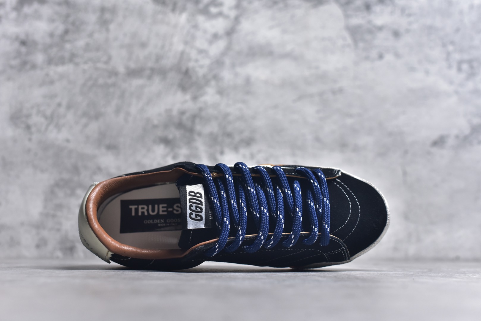 图片[4]-#Golden Goose True Star 25s最新款 易烊千玺 萱美 王一博 朱亚文同款鞋 小红书爆款鞋 采用进口牛皮羊皮内里 舒适感爆满 ✅ Golden Goose True Star「为叛逆而生」的鞋履，其价值不仅在于材质与工艺，更在于对主流审美规则的颠覆。它适合那些追求「非标准化时尚」、愿意为独特性支付溢价的消费者，尤其在潮流易逝的当下，其手工做旧设计反而赋予产品「反潮流」的永恒感。然而，对于务实型消费者而言，高昂的价格、小众的风格以及相对复杂的护理需求（如避免接触尖锐物体）可能使其性价比大打折扣。若将其视为「可穿戴的艺术品」，True Star 无疑是成功的；若以传统鞋履标准衡量，它则更像是一场关于时尚哲学的实验。#记录吧就现在 #goldengoose #易烊千玺 #ggdb #宝藏男孩易烊千玺 #鞋控の日常 #潮流薯 #复古穿搭 尺码 35 36 37 38 39 40 41 42 43 44 45-选品中心