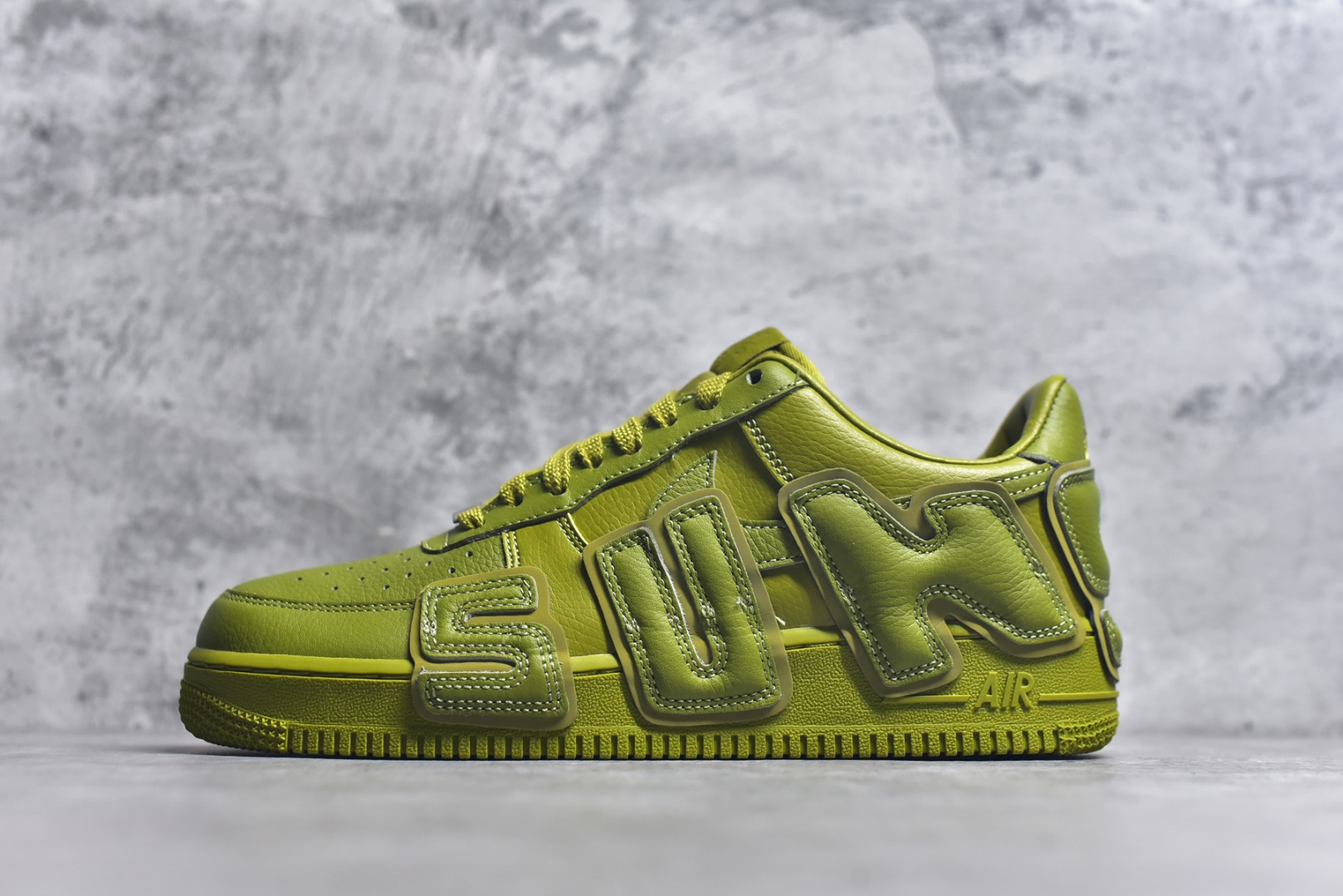 #CPFM x NK Air Force 1 Low 空军一号系列低帮 经典百搭休闲运动板鞋“联名放大补丁字母”近日，A$AP Bari 在其官方社交媒体上预告了 Cactus Plant Flea Market (CPFM) 和 Nike Air Force 1 Low 的全新配色。 #此次全新推出的紫色和苔藓绿配色，保留了原始黑白版本的标志性风格，均采用皮革鞋面、尼龙鞋舌、带有反光底衬的「AIR SUNSHINE」及同色 AF1 橡胶鞋底。 货号：FQ7069-300 尺码：36 36.5 37.5 38 38.5 39 40 40.5 41 42 42.5 43 44 44.5 45 46 47.5-选品中心
