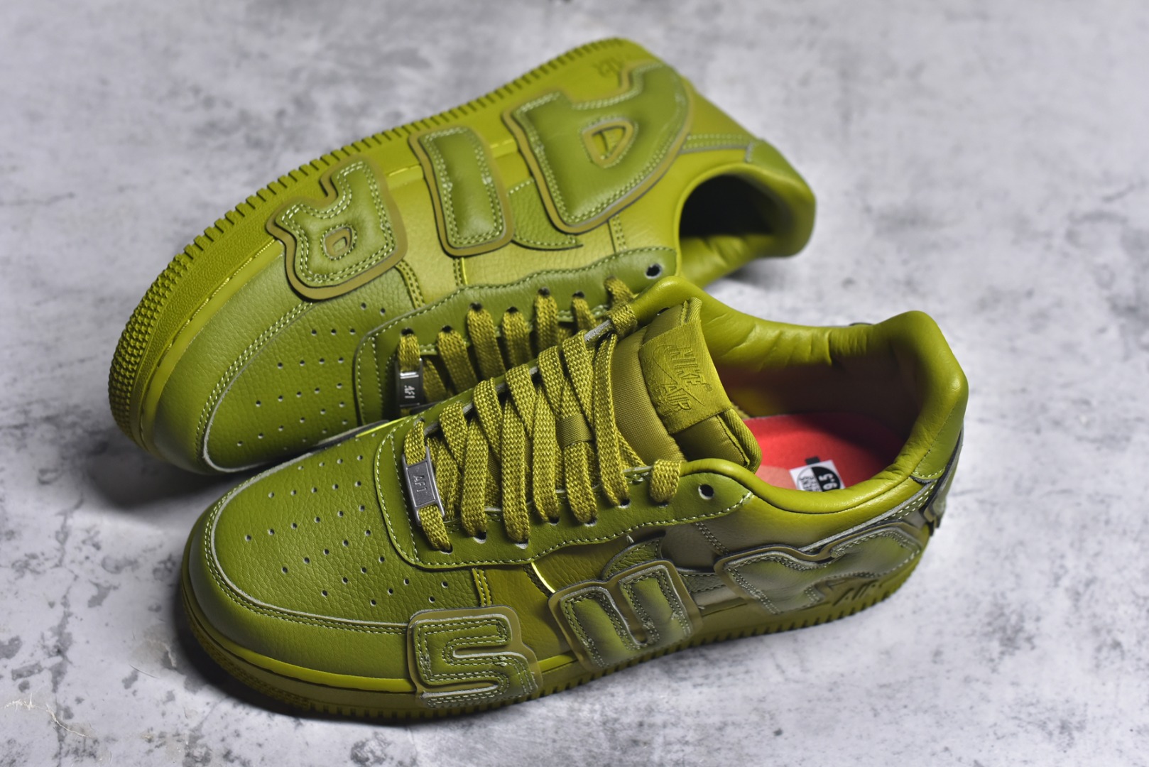 图片[7]-#CPFM x NK Air Force 1 Low 空军一号系列低帮 经典百搭休闲运动板鞋“联名放大补丁字母”近日，A$AP Bari 在其官方社交媒体上预告了 Cactus Plant Flea Market (CPFM) 和 Nike Air Force 1 Low 的全新配色。 #此次全新推出的紫色和苔藓绿配色，保留了原始黑白版本的标志性风格，均采用皮革鞋面、尼龙鞋舌、带有反光底衬的「AIR SUNSHINE」及同色 AF1 橡胶鞋底。 货号：FQ7069-300 尺码：36 36.5 37.5 38 38.5 39 40 40.5 41 42 42.5 43 44 44.5 45 46 47.5-选品中心