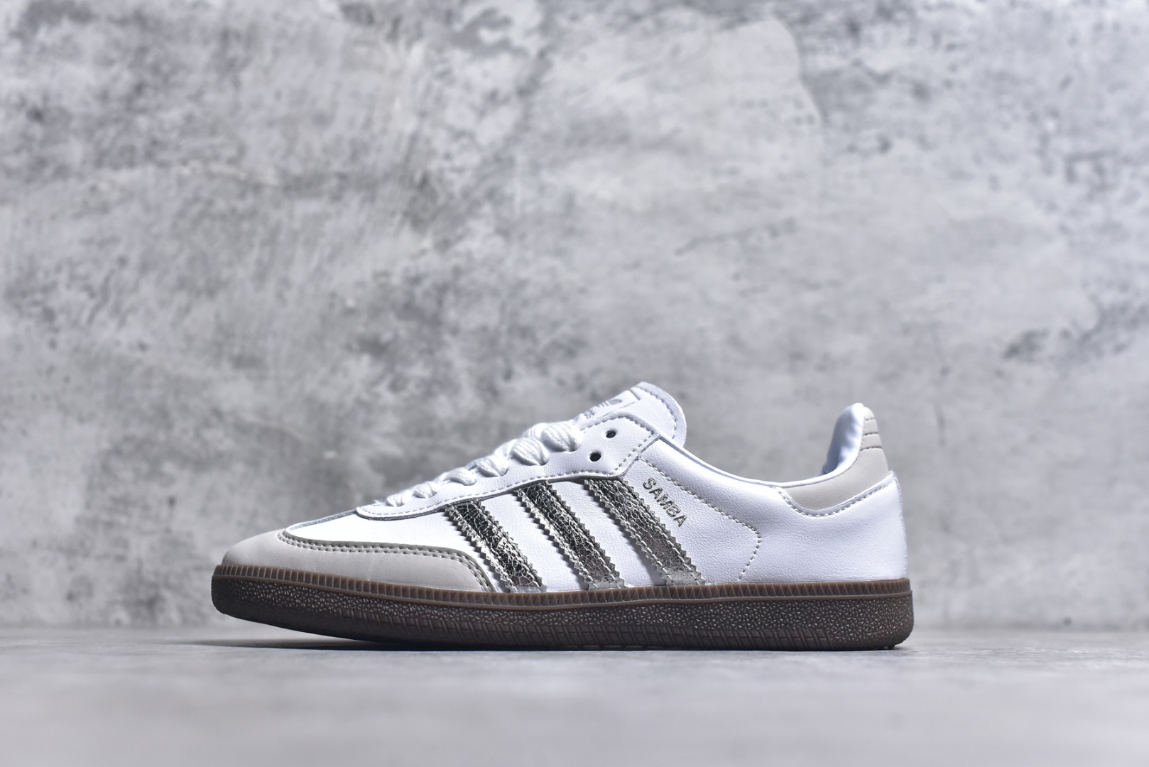 #AD Original Samba OG 复古经典轻便板鞋 JI2725 这款桑巴鞋展示了高质量的工艺 带有装饰的超锁缝制和无缝的手感 柔软、柔软的皮革造型和标志性的3条纹完成了精致的外观 正规合身鞋带 鞋面上有绒面鞋垫 橡胶鞋底 享受正畸套筒软感 自50年代首次亮相以来就一直在赢得粉丝的青睐 尺码：35.5 36 36.5 37.5 38 38.5 39 40 40.5 41 42 42.5 43 44 44.5 45-选品中心
