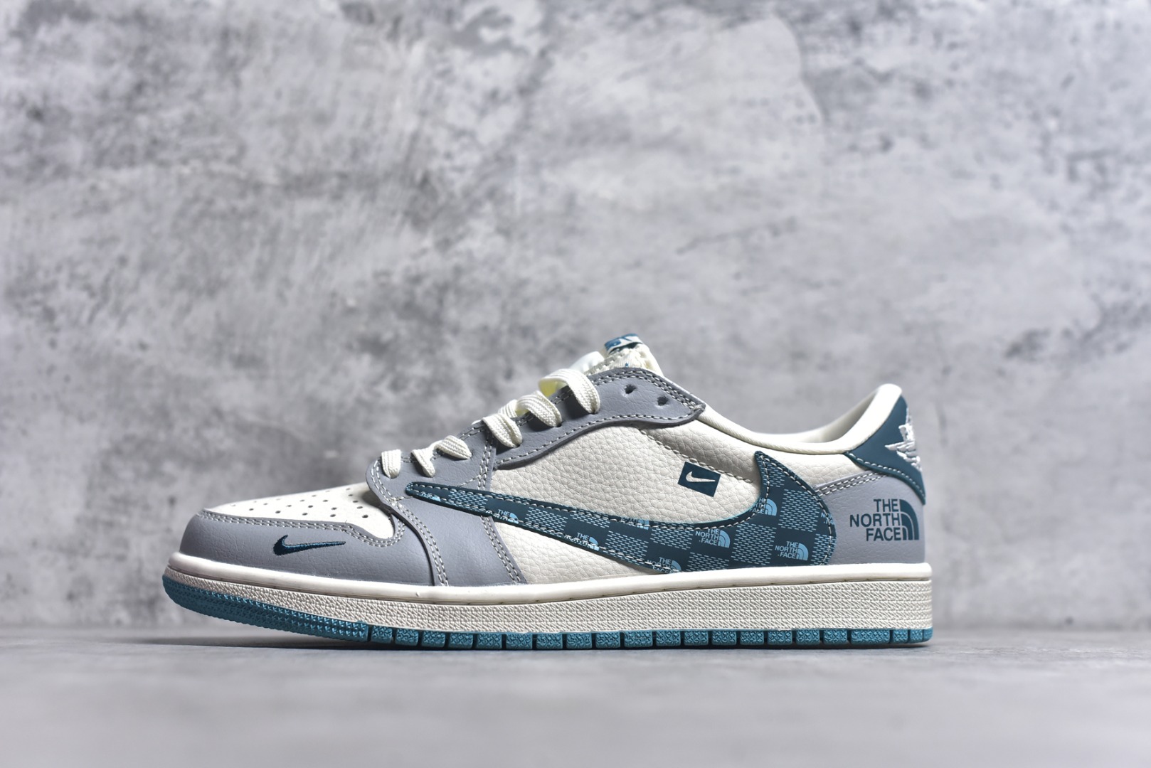 #Travis Scott x Fragment Design x Air Jordan 1 Low OG SP AJ1 北面联名 青方格勾 低帮文化休闲板鞋 LD2025-026 #多方联名合作融合了Travis Scott 独特的音乐风格，藤原浩个性的设计风格以及Jordan品牌的经典元素 使其成为一双具有独特身份和价值的鞋子 清新而立体的外观加上联名标识更突出了其独特身份 这种配色方案显示出活力和时尚感 在视觉上引人注目 鞋身的质感和细腻的细节处理使其显得高端而格调十足 这款“倒钩”联名是设计与创意完美结合 融合多方的个性风格是一款备受瞩目的潮流鞋款 尺码：36 36.5 37.5 38 38.5 39 40 40.5 41 42 42.5 43 44 44.5 45 9.E5-选品中心
